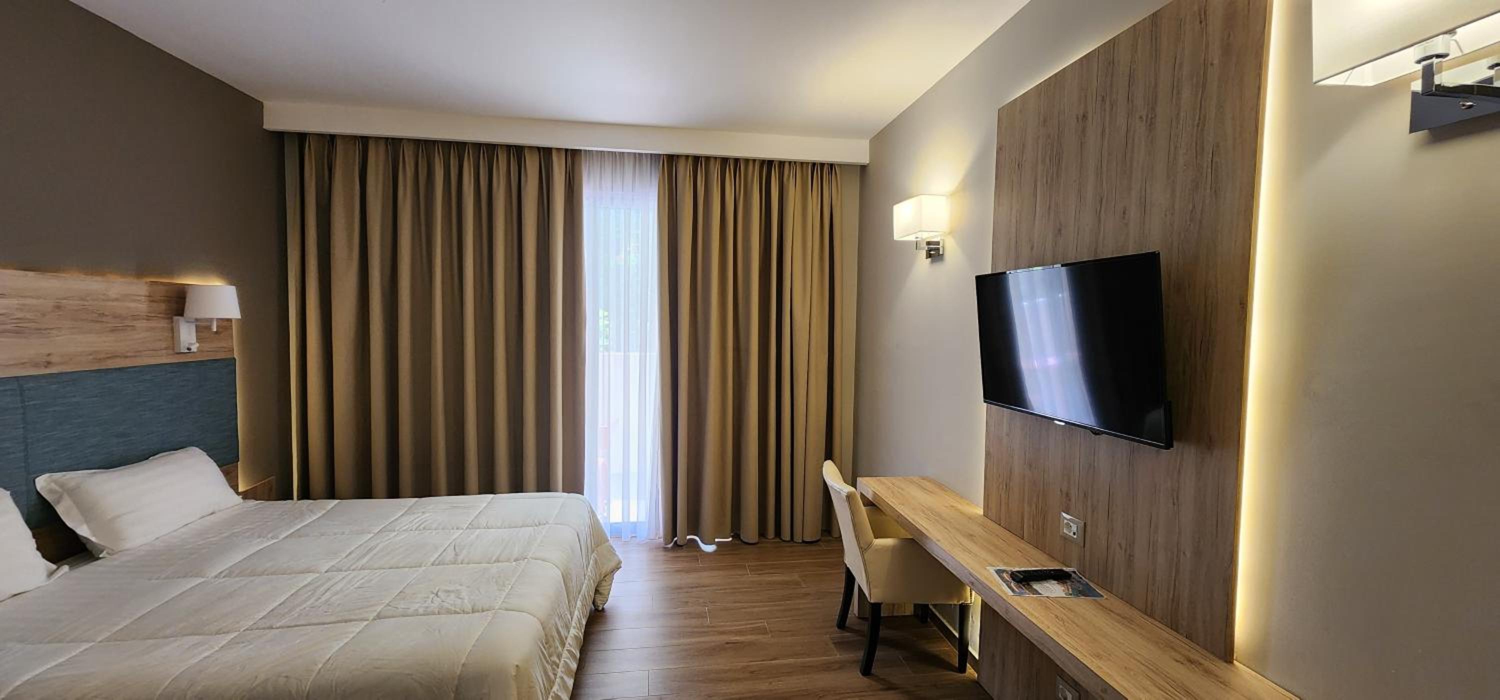 Double or Twin Room with Mountain View photo 3