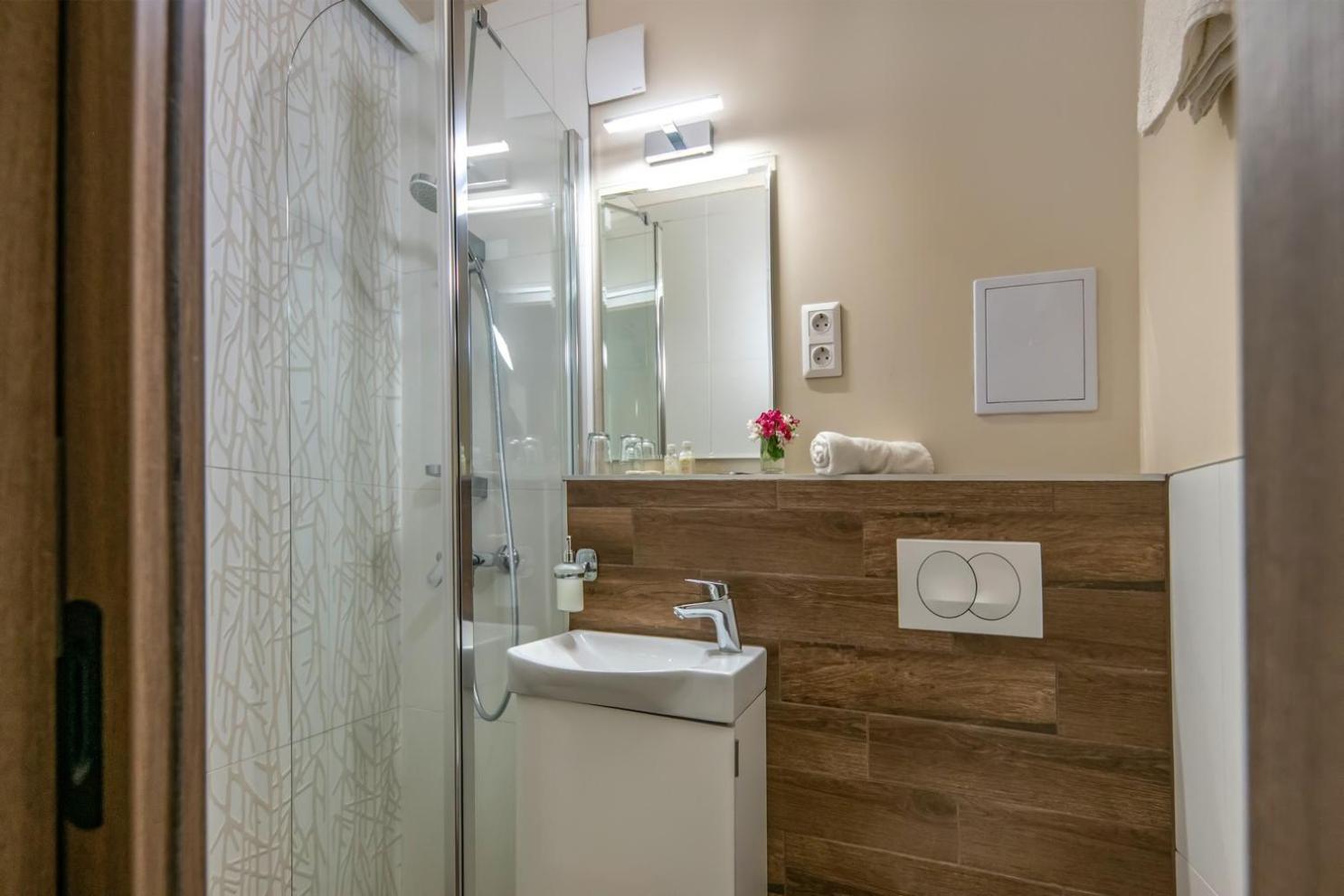 Modern Double Room with Balcony - Photo 9
