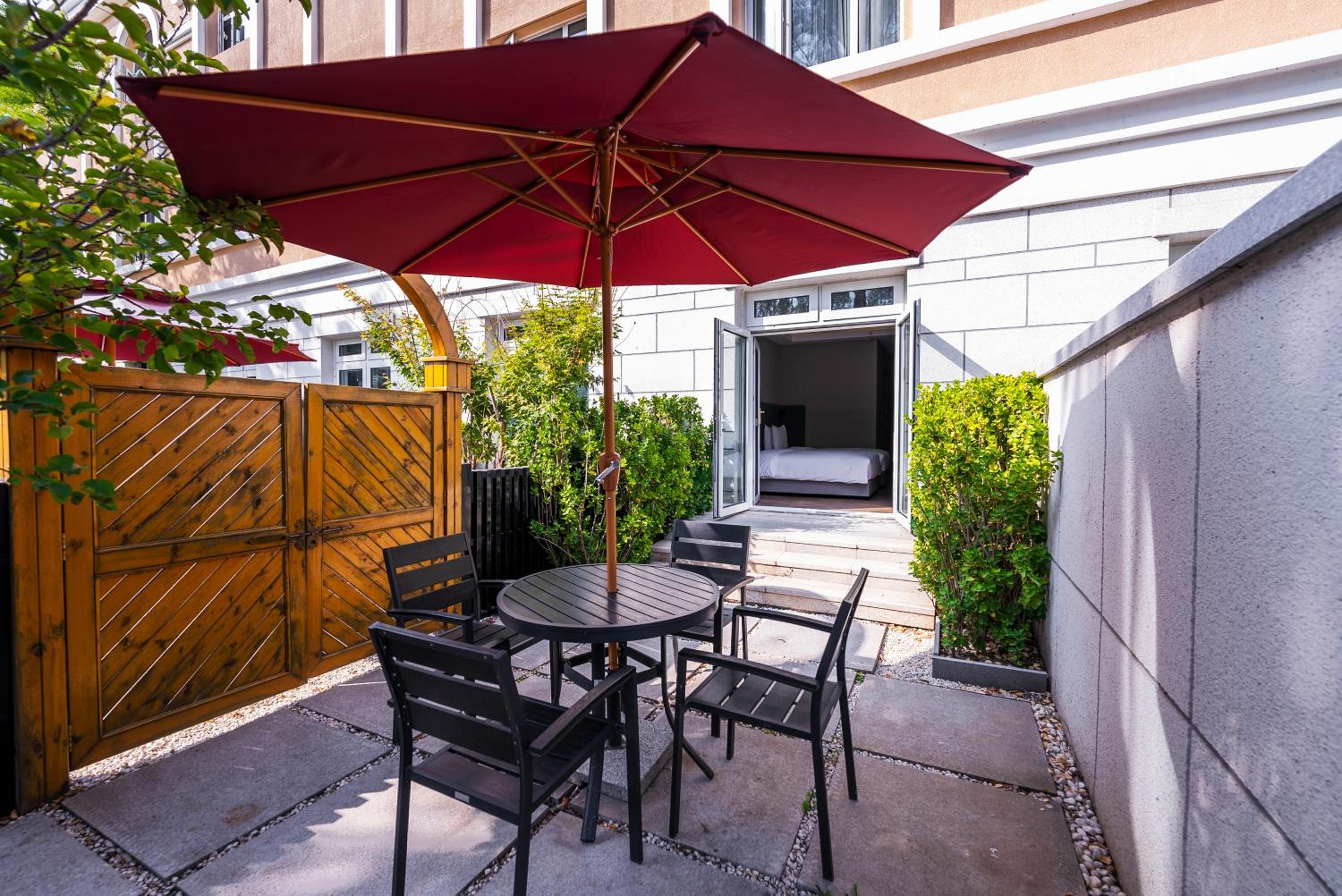 Standard King Room with Courtyard Access photo 3