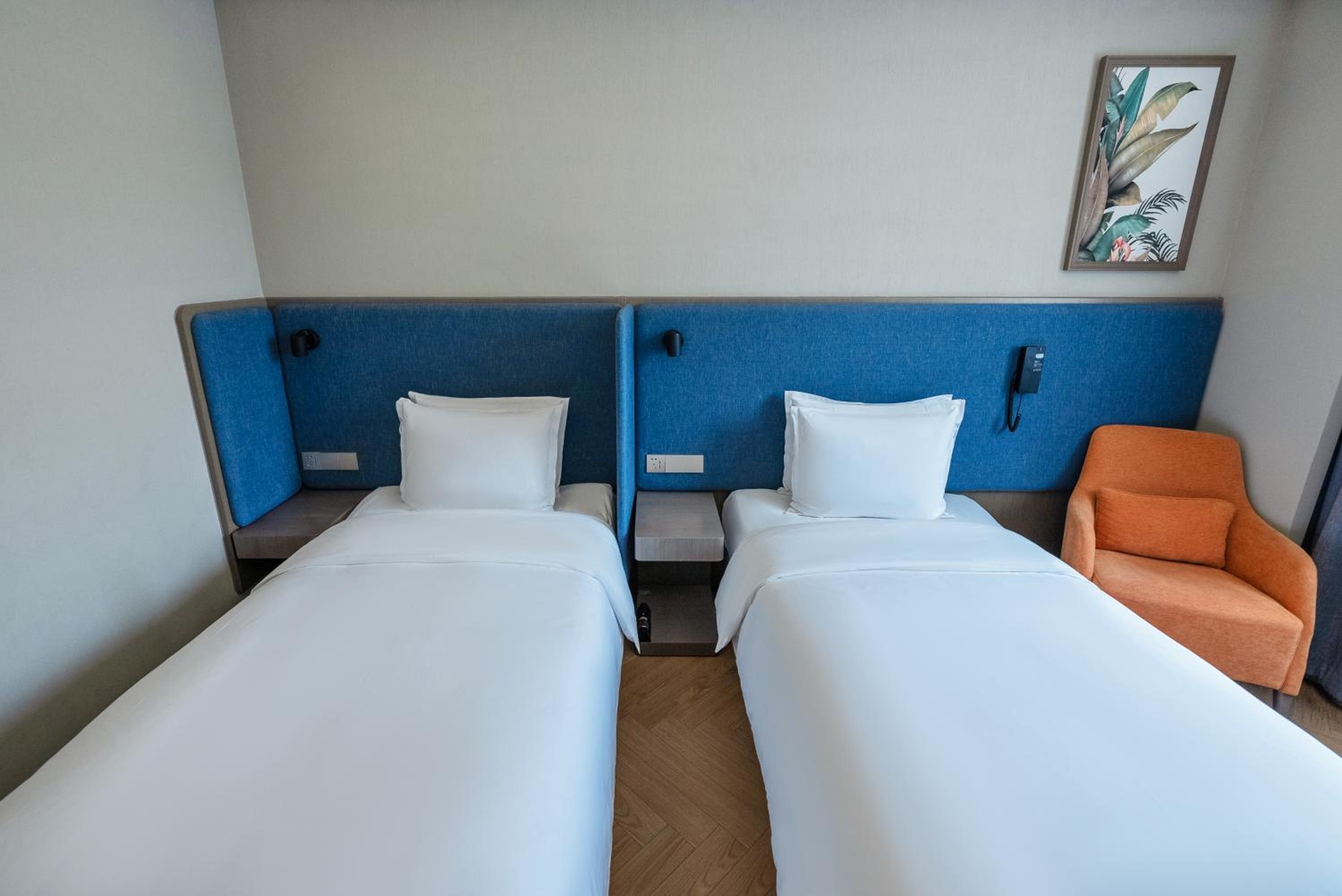 Standard Twin Room - Photo 4