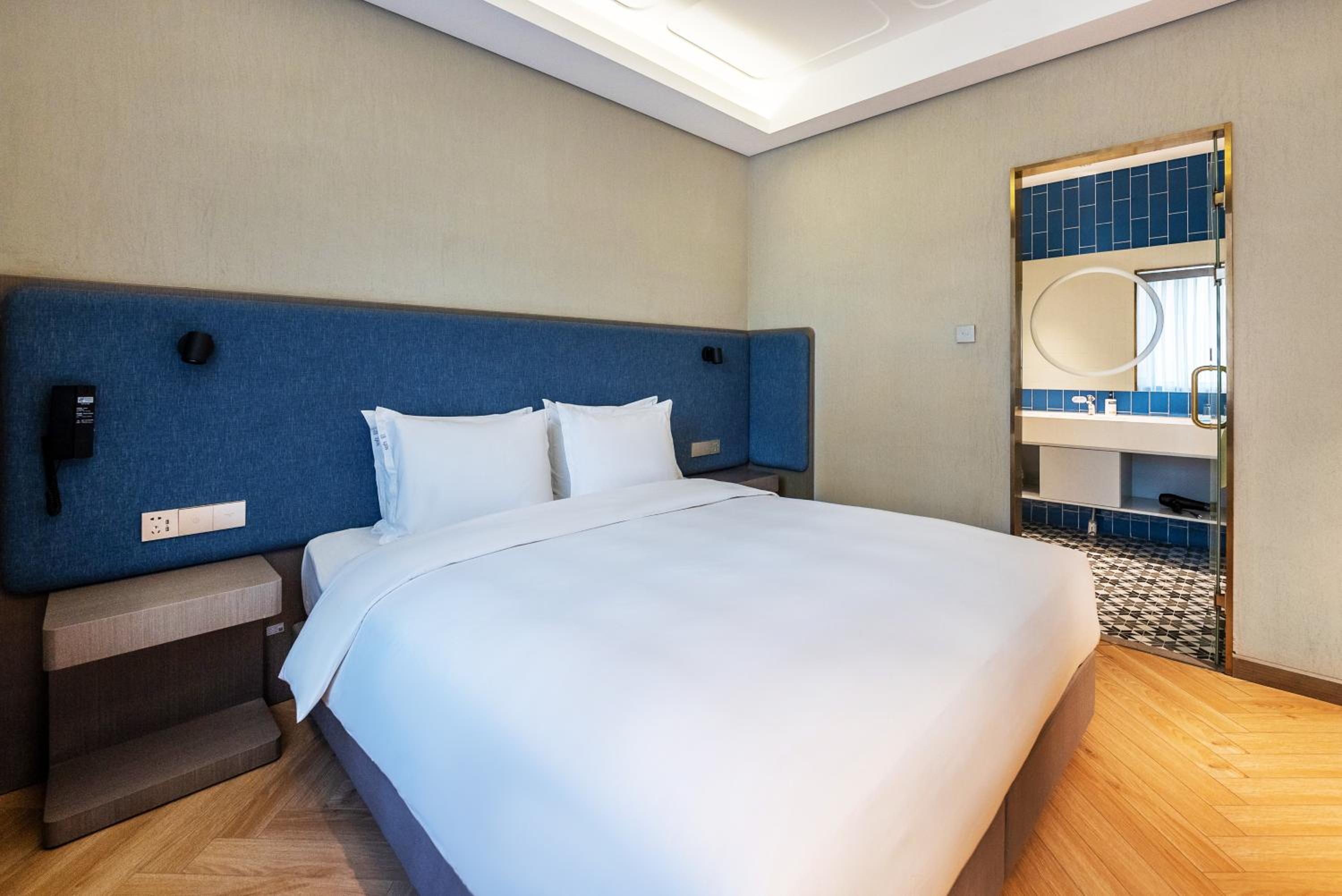 King Suite - Photo 3