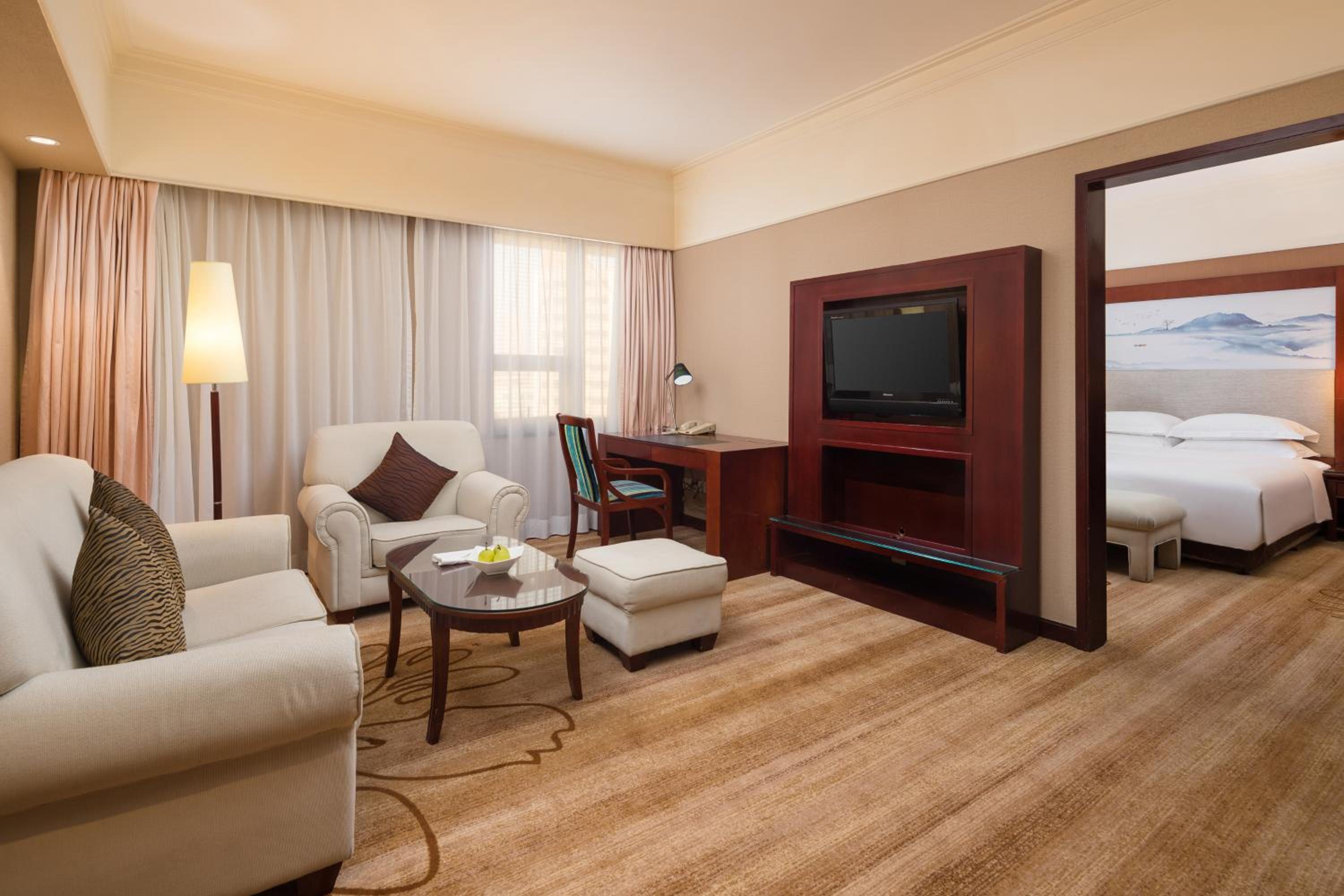 Deluxe Suite - Family Package
