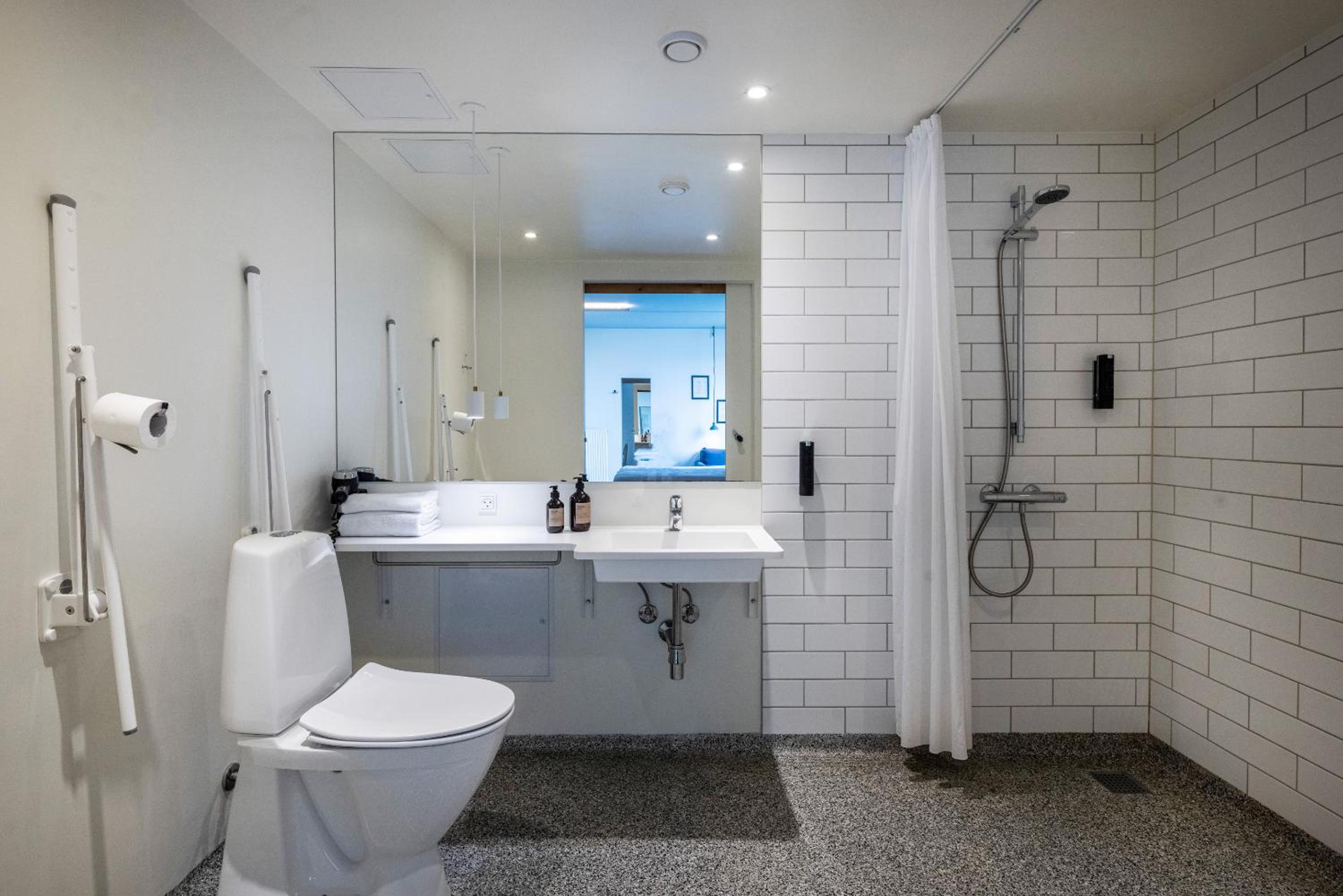 Standard Accessible Room thumbnail 6