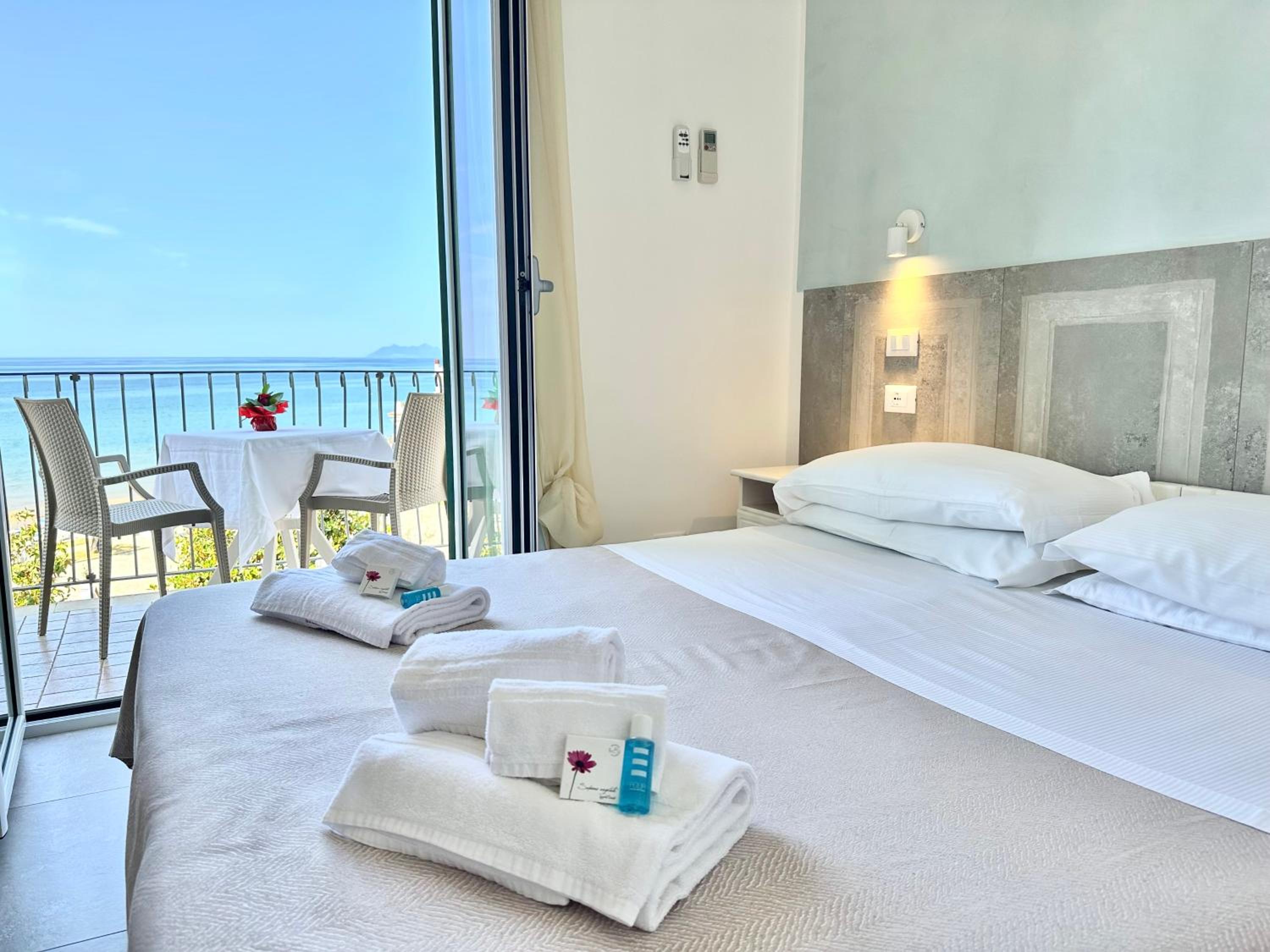 Deluxe Double Room with Balcony and Sea View