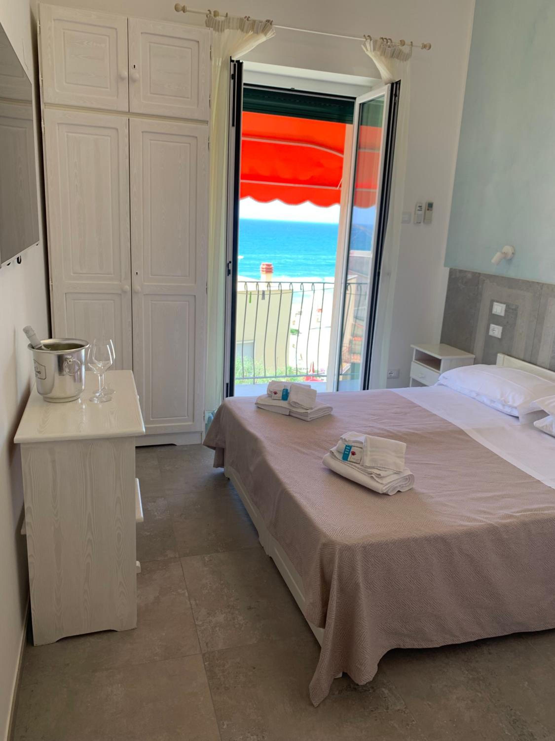 Double Room with Balcony and Sea View photo 2