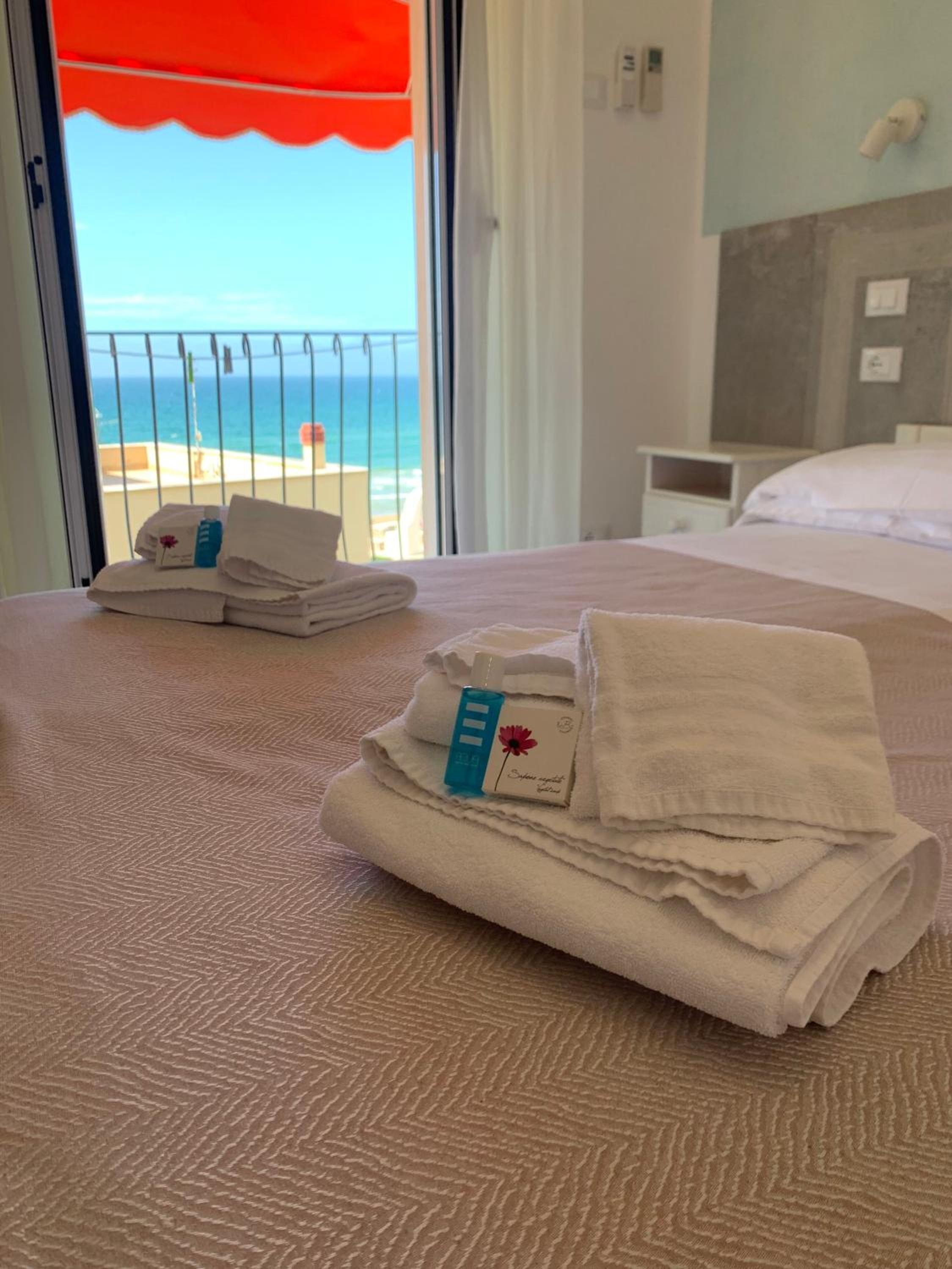 Double Room with Balcony and Sea View photo 3