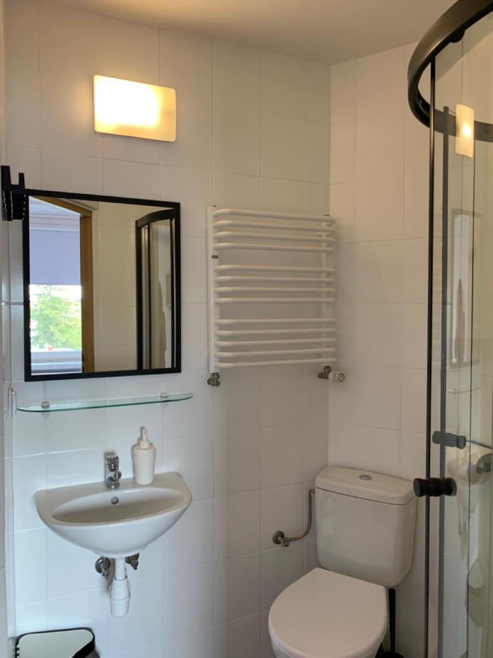 Double Room with Private Bathroom - Photo 10