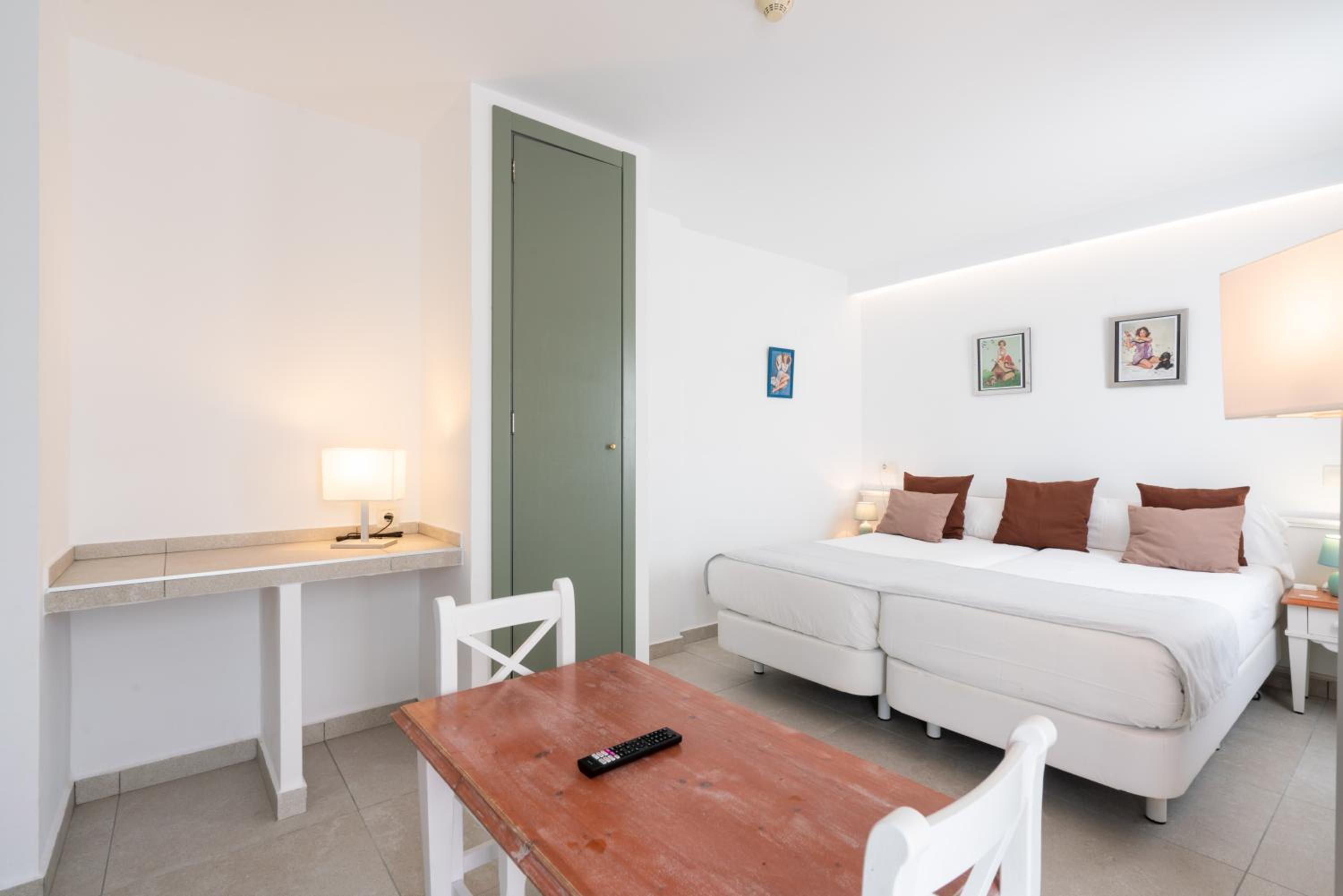 Premium Double Room - Photo 11