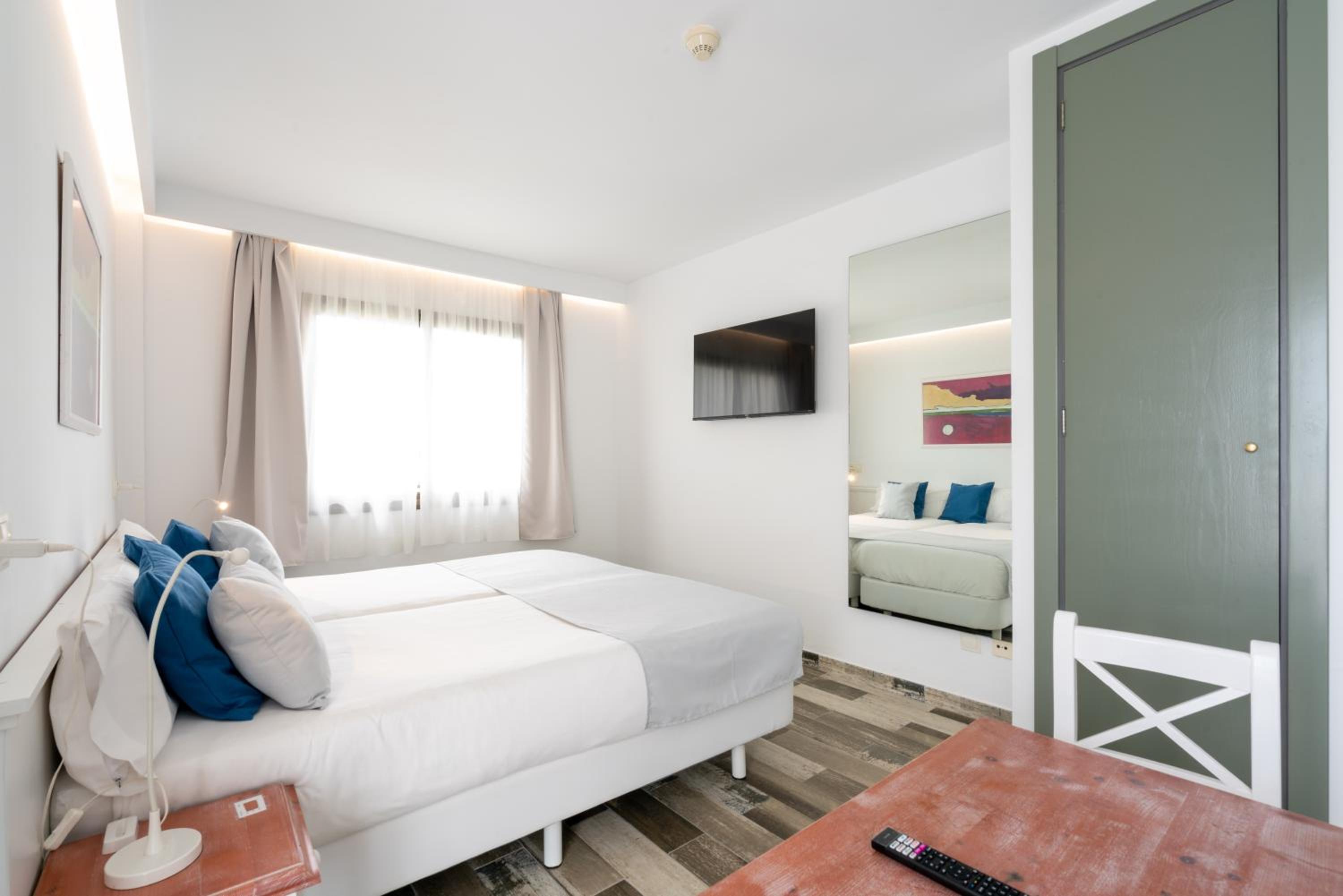 Premium Double Room - Photo 12