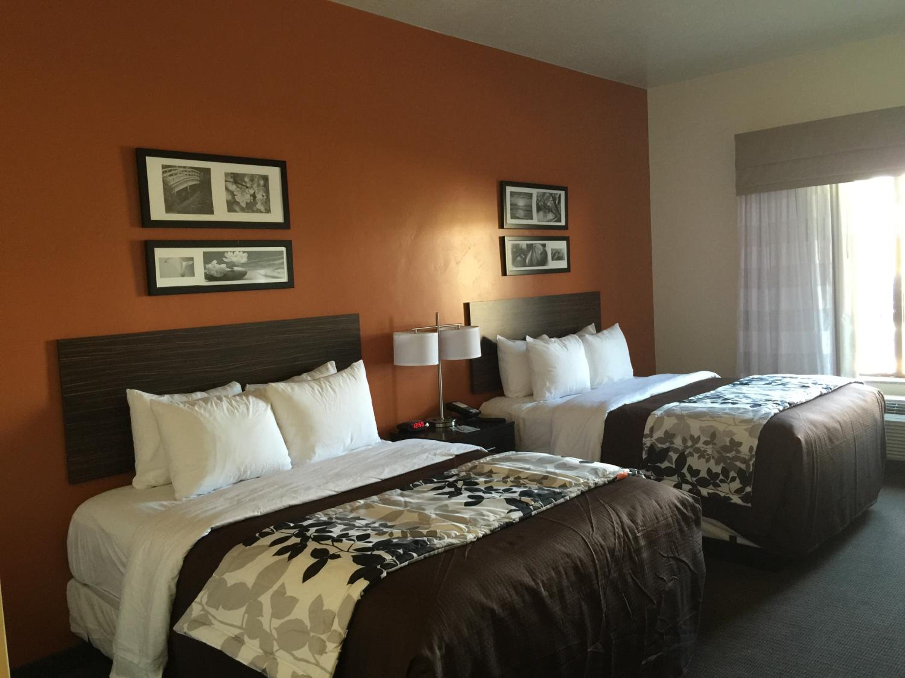 Queen Room with Two Queen Beds - Non Smoking photo 2