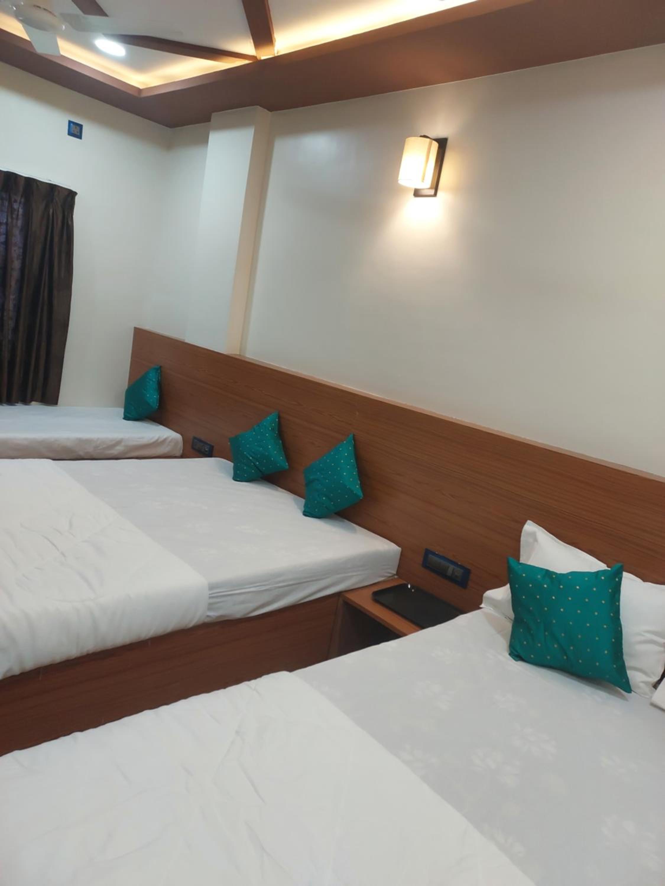 Deluxe Family Suite - Photo 20