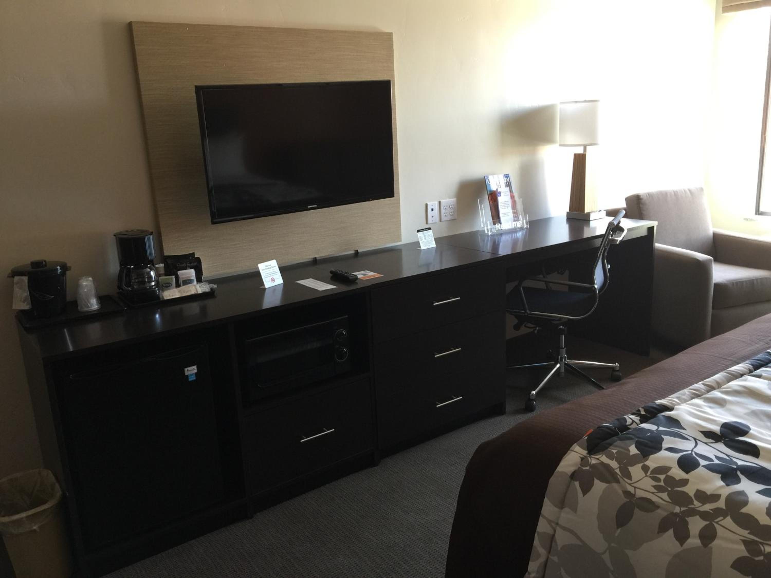 King Room with Balcony - Non Smoking photo 3