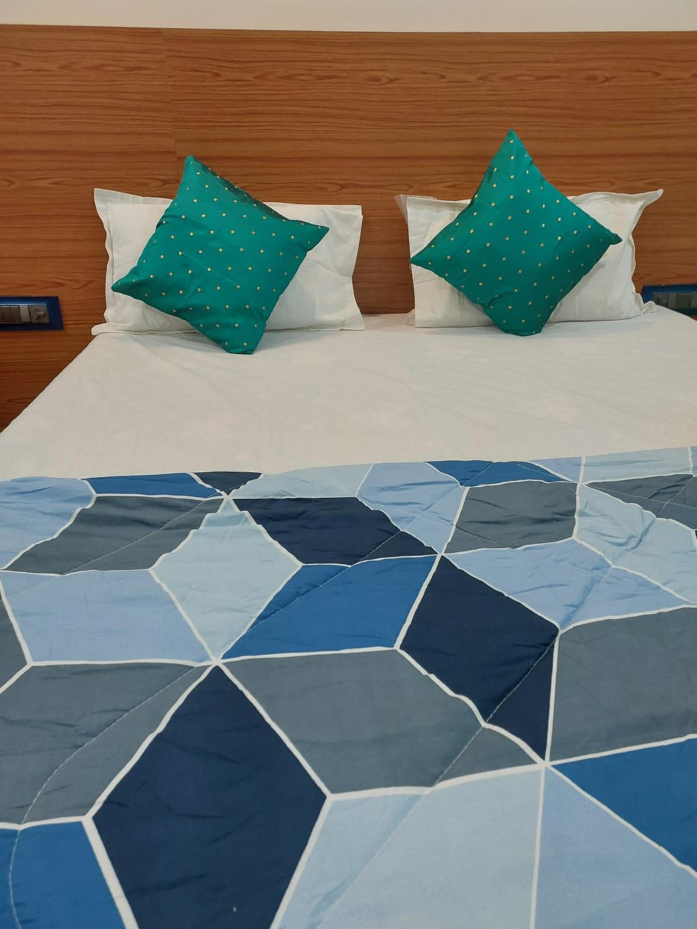 Deluxe Family Suite - Photo 32