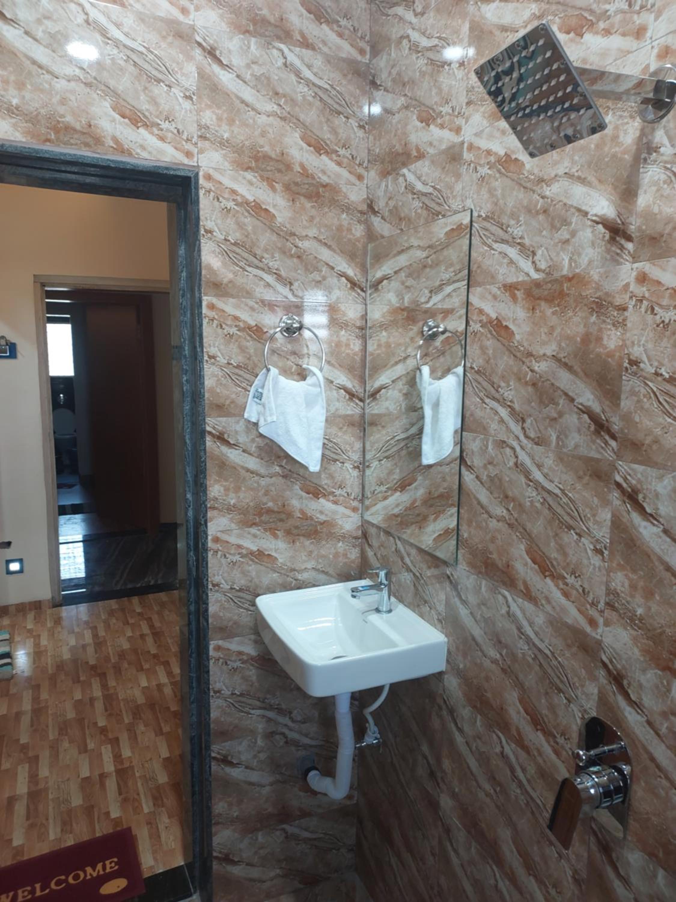 Deluxe Family Suite - Photo 10