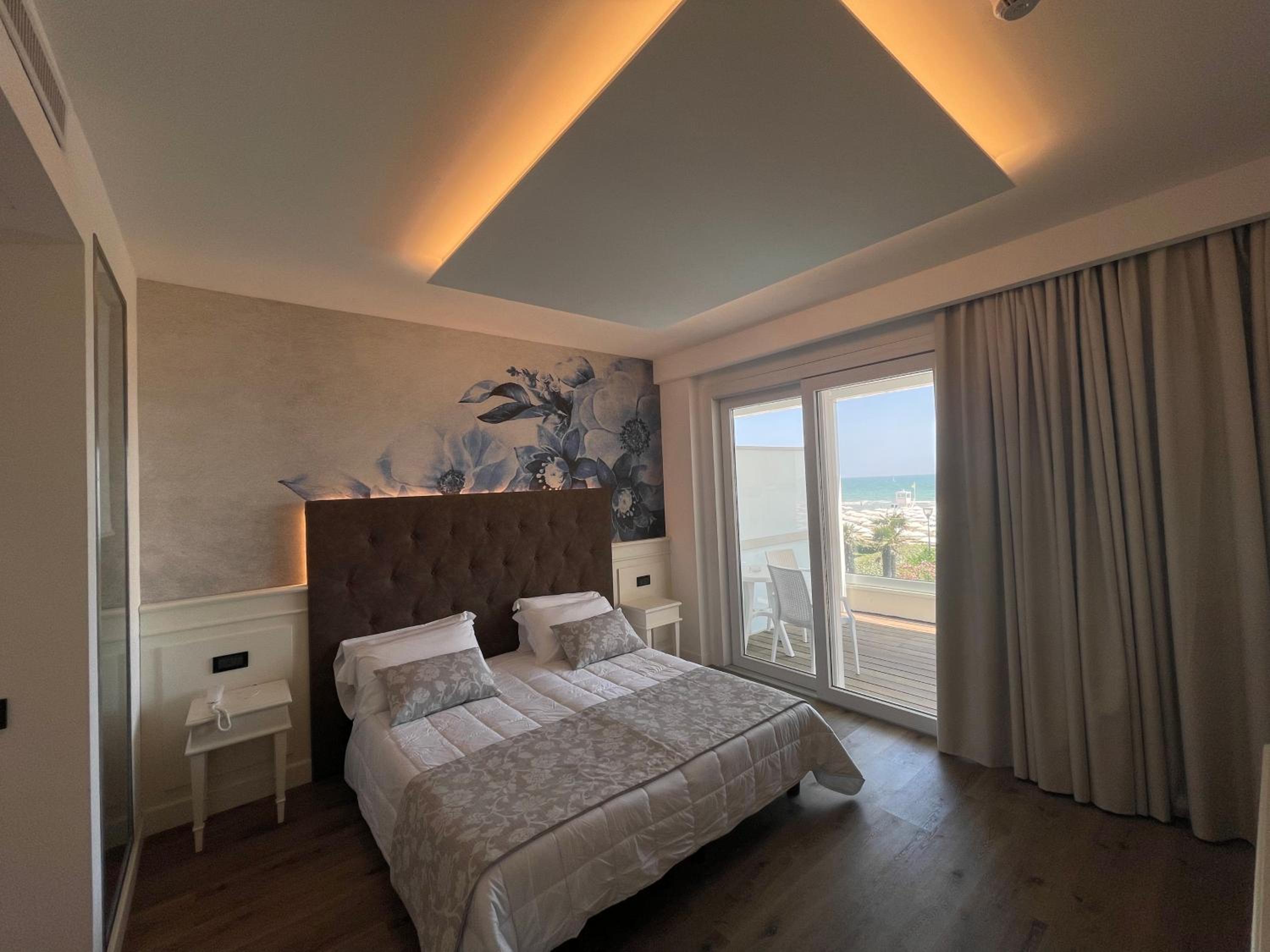 Deluxe Double or Twin Room with Sea View photo 2