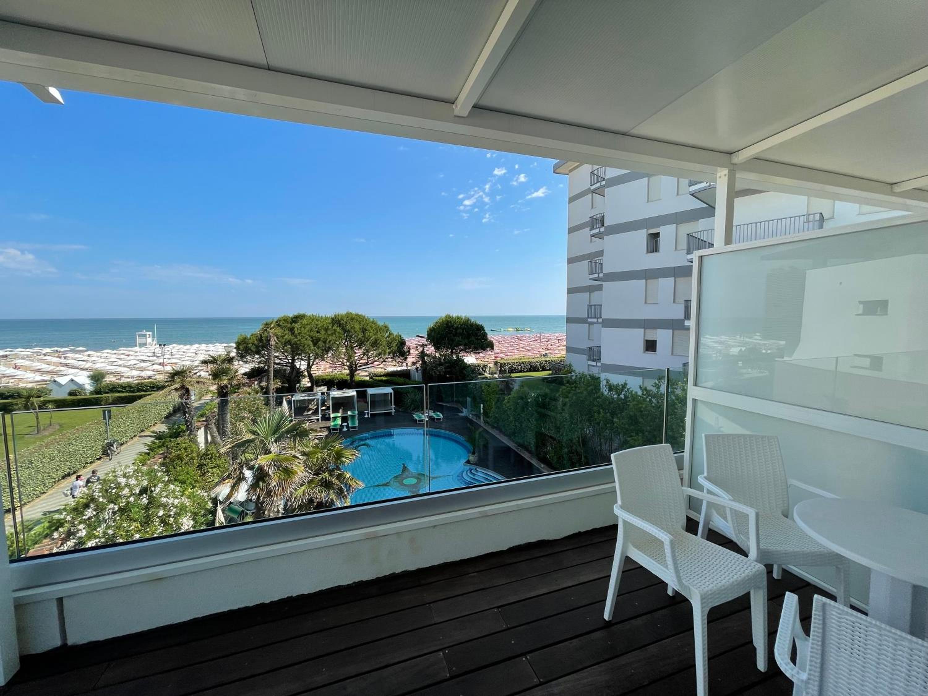 Deluxe Double or Twin Room with Sea View photo 3