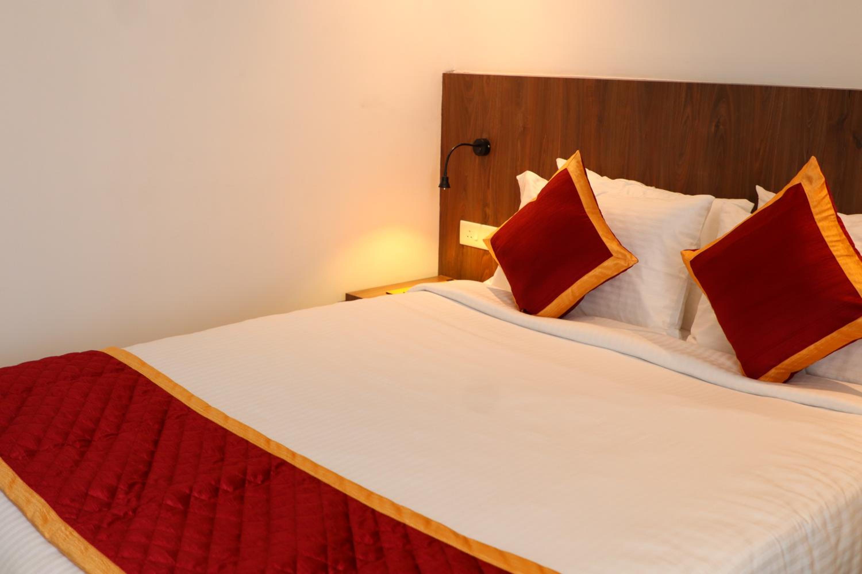 Deluxe Room - Photo 5