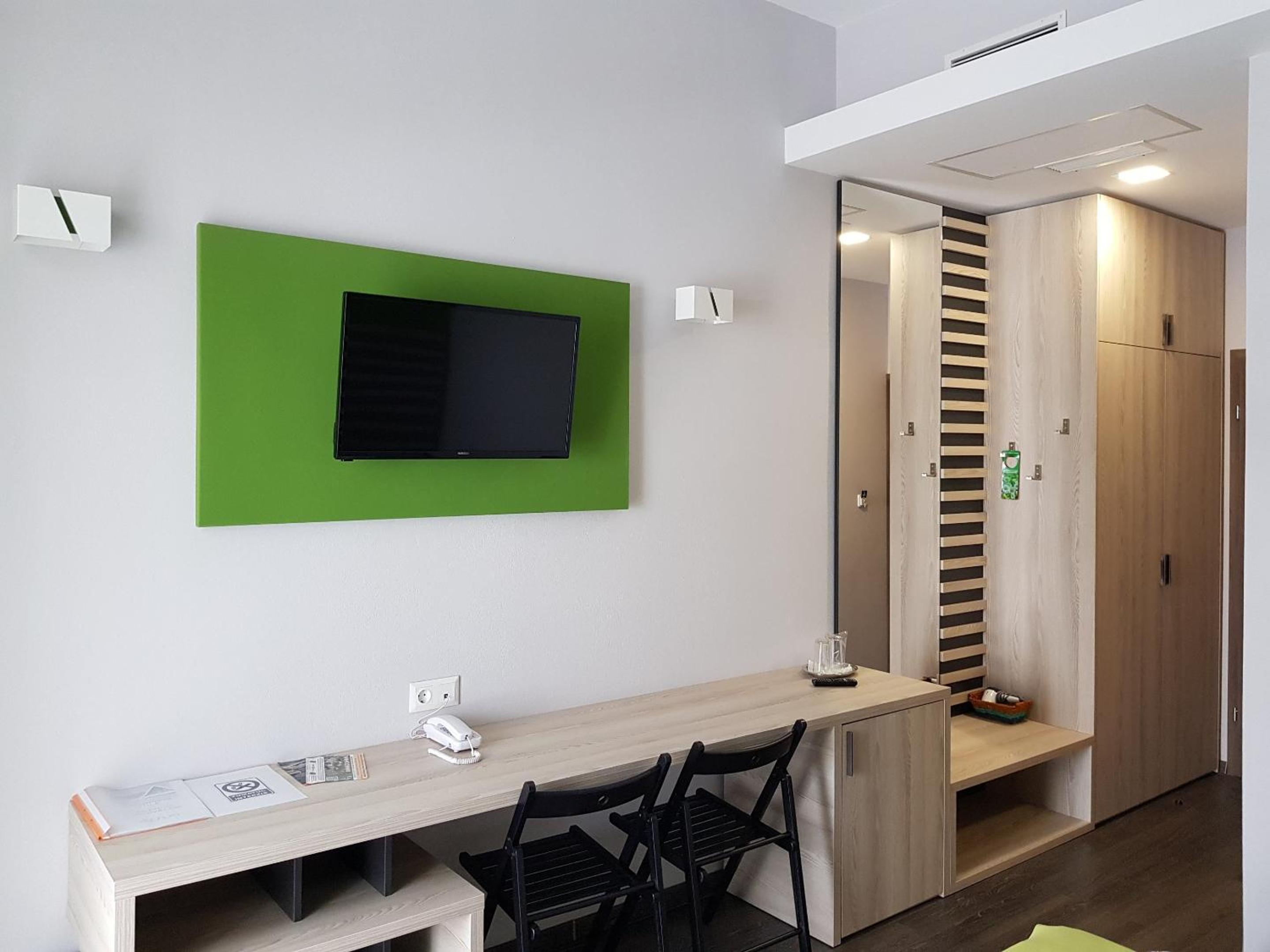 Double Room with Balcony - Photo 3