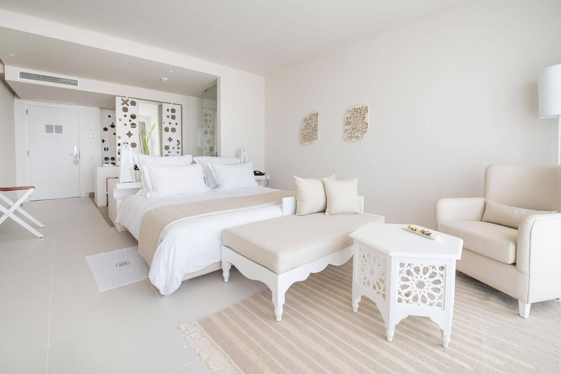 Deluxe Twin or Double Suite Sea & Pool View