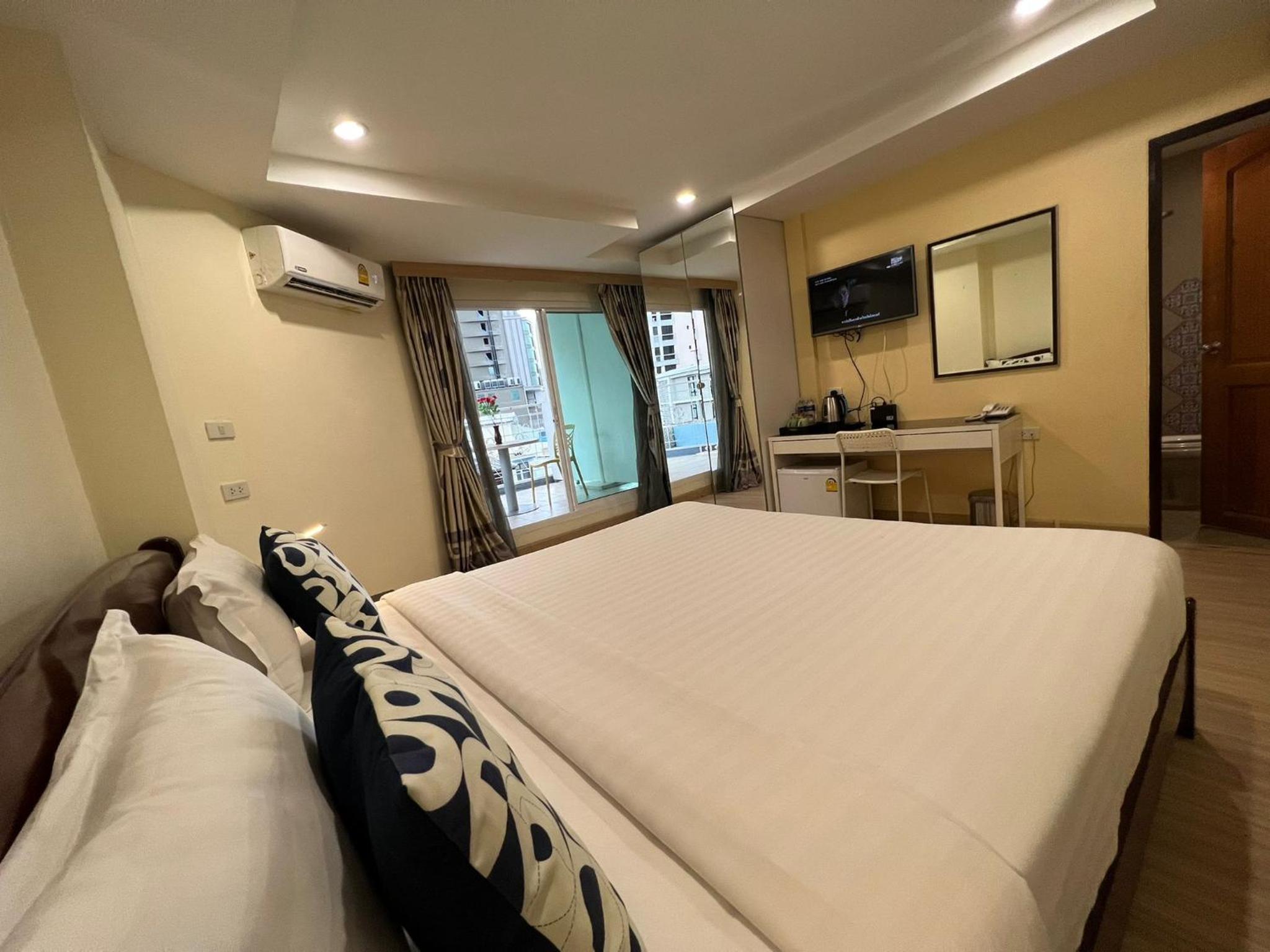 Deluxe Double Room with Balcony photo 2