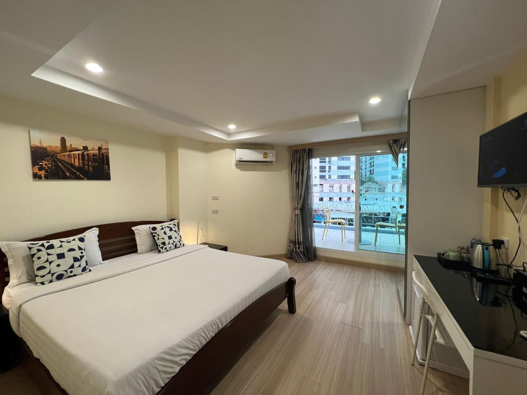 Deluxe Double Room with Balcony photo 3