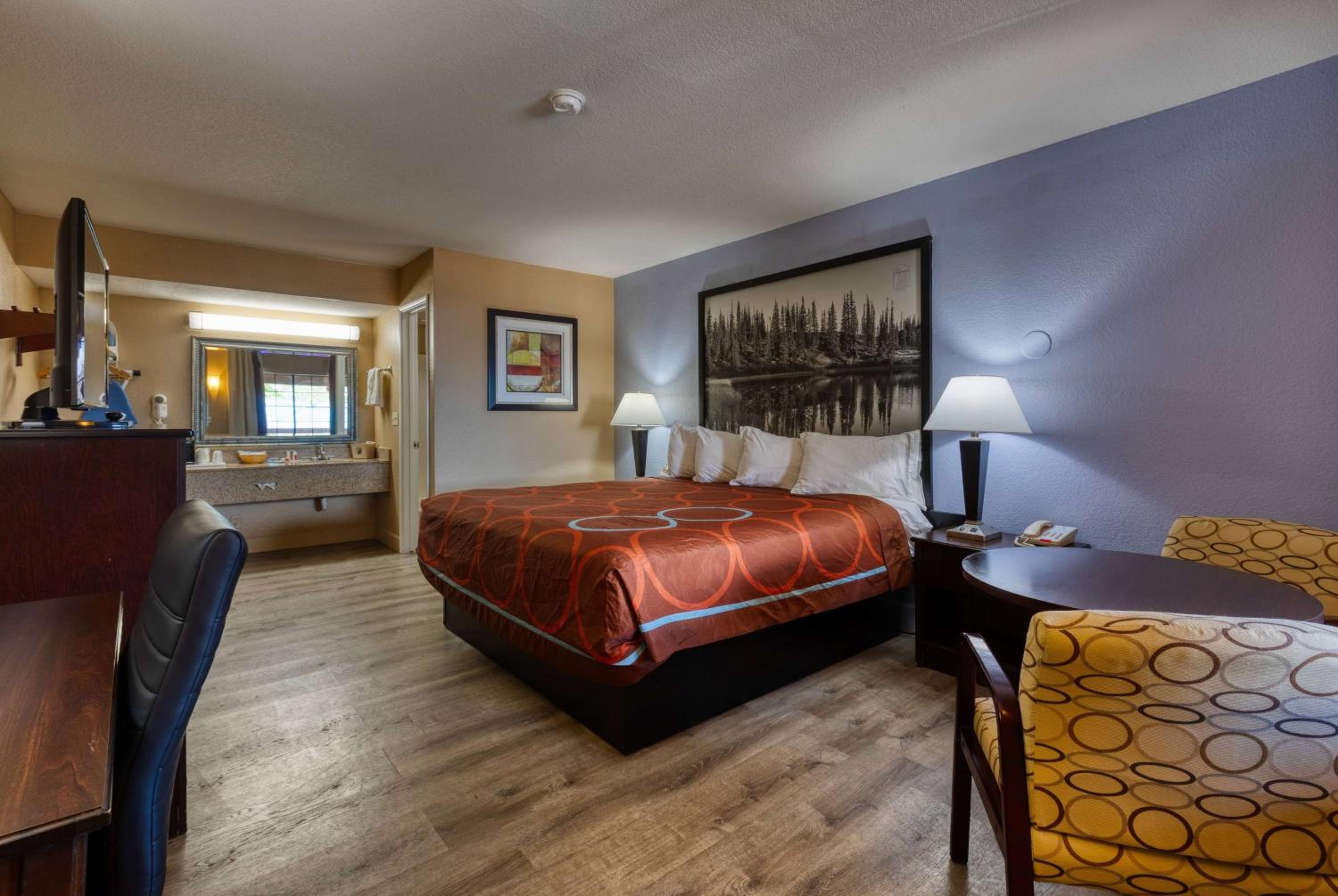 King Room - Non-Smoking - Photo 7