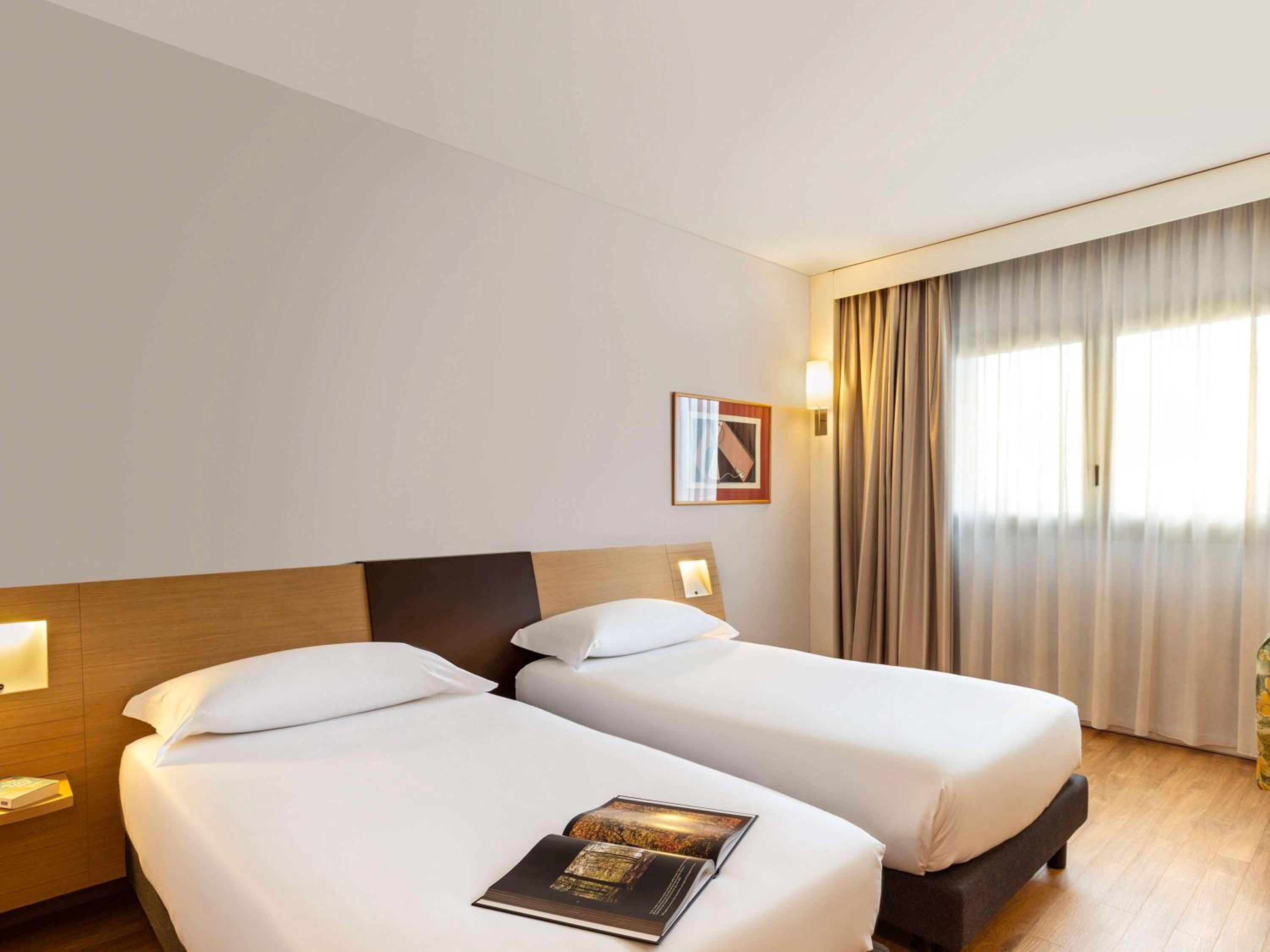 Standard Twin Room - Photo 1