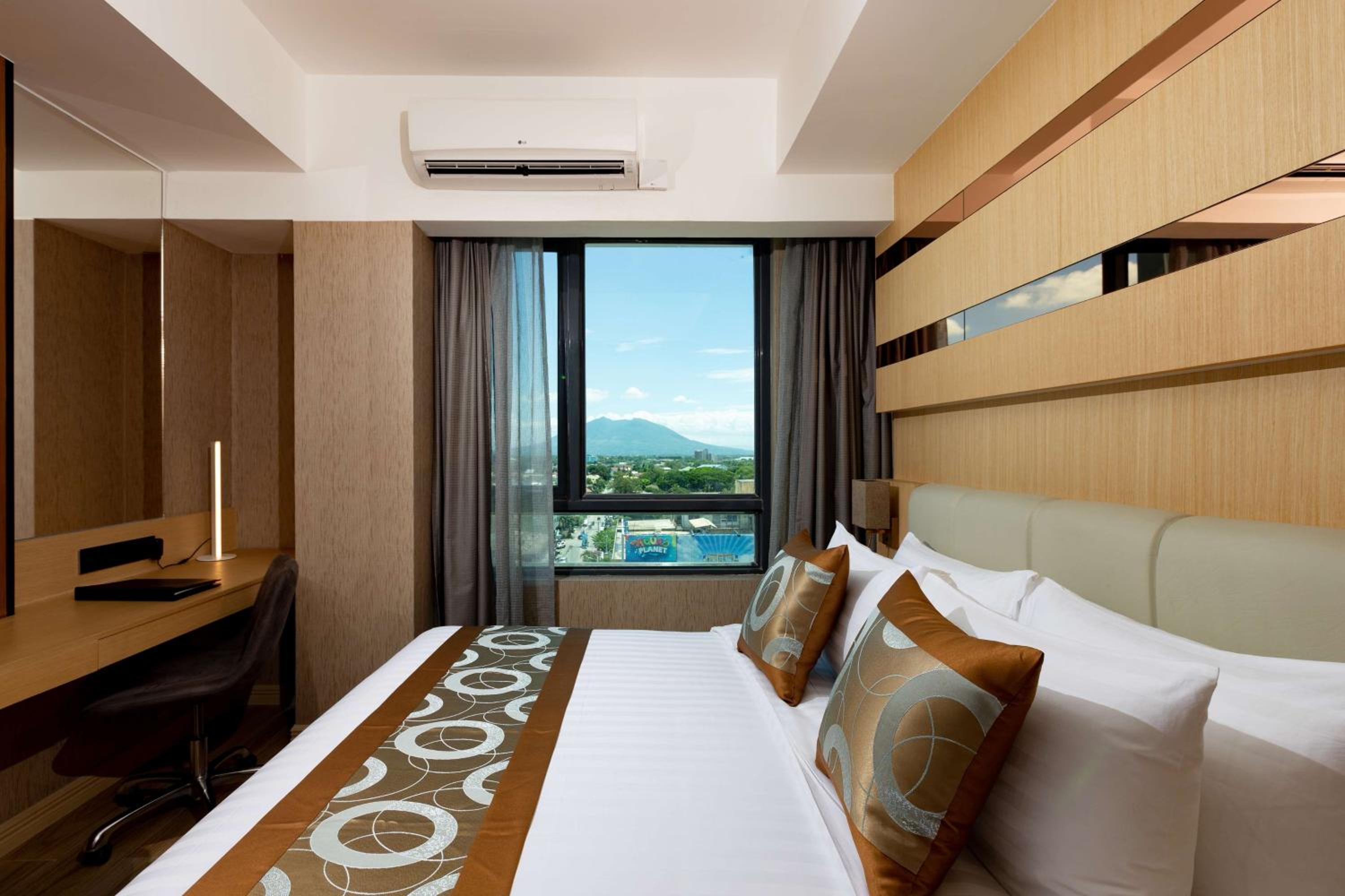Deluxe Queen Room - Non-Smoking - Photo 4