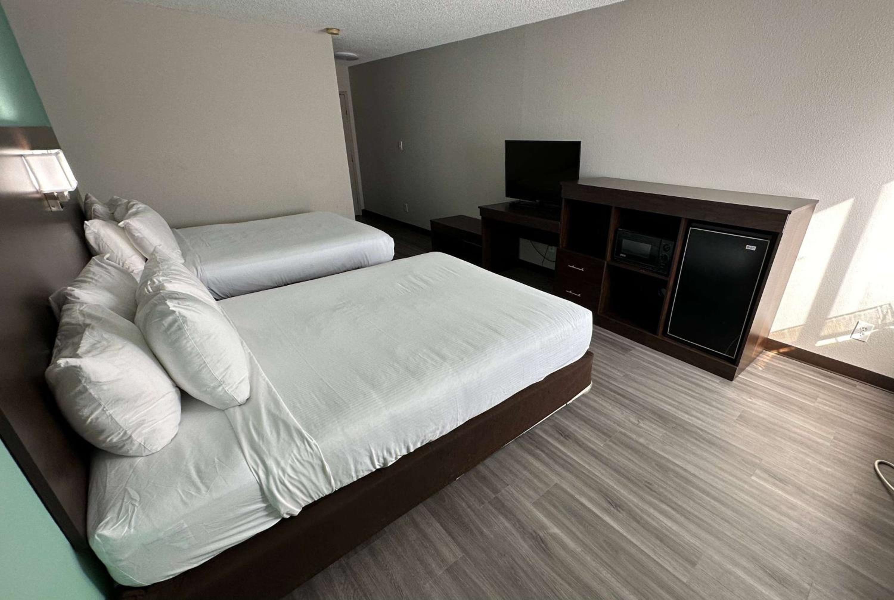Two Queen Beds - 1st Floor - Non-Smoking - Ground Floor - Photo 1