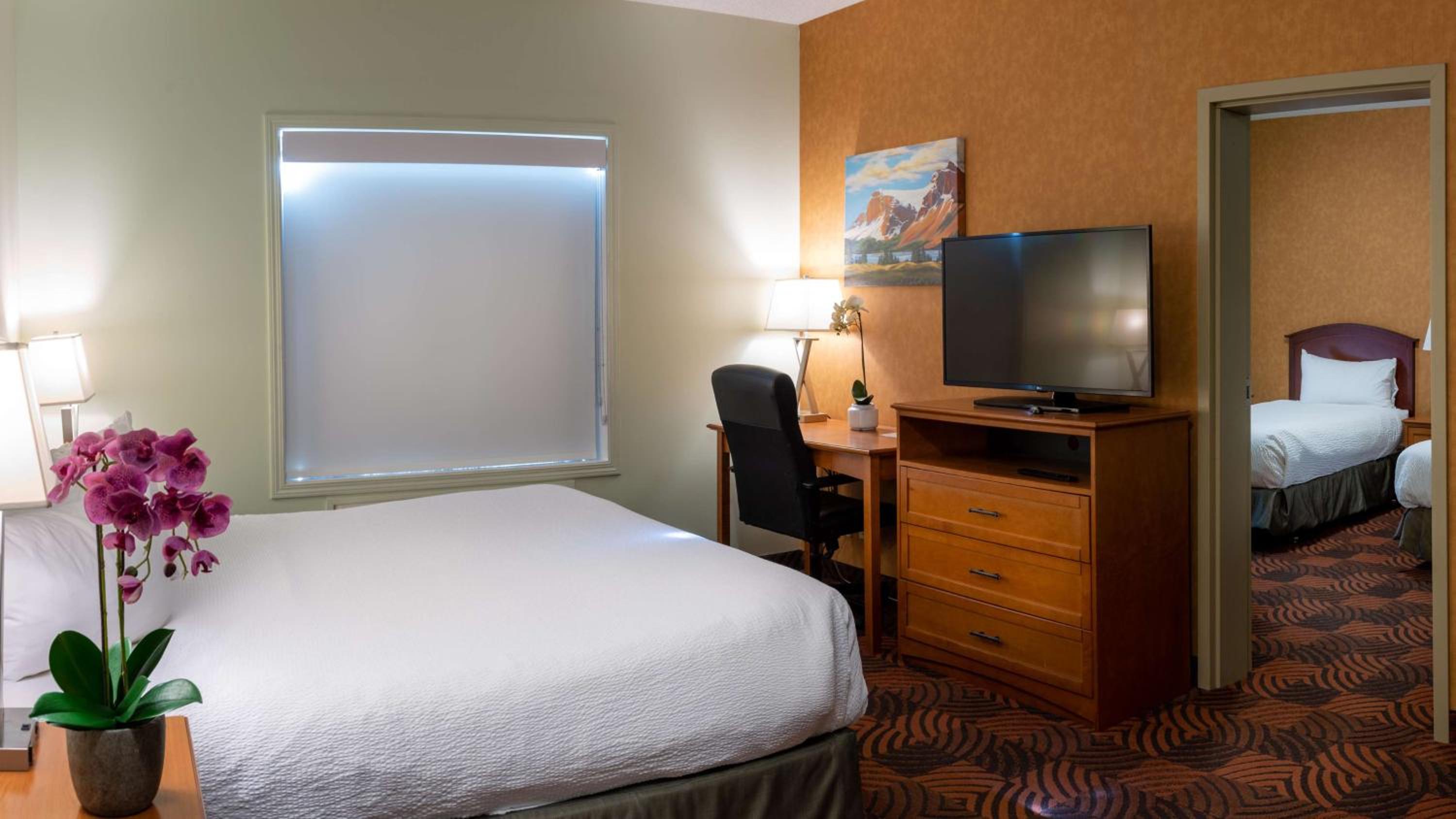 Two-Room King Suite with One King Bed and Two Single Beds - Non-Smoking - Photo 2