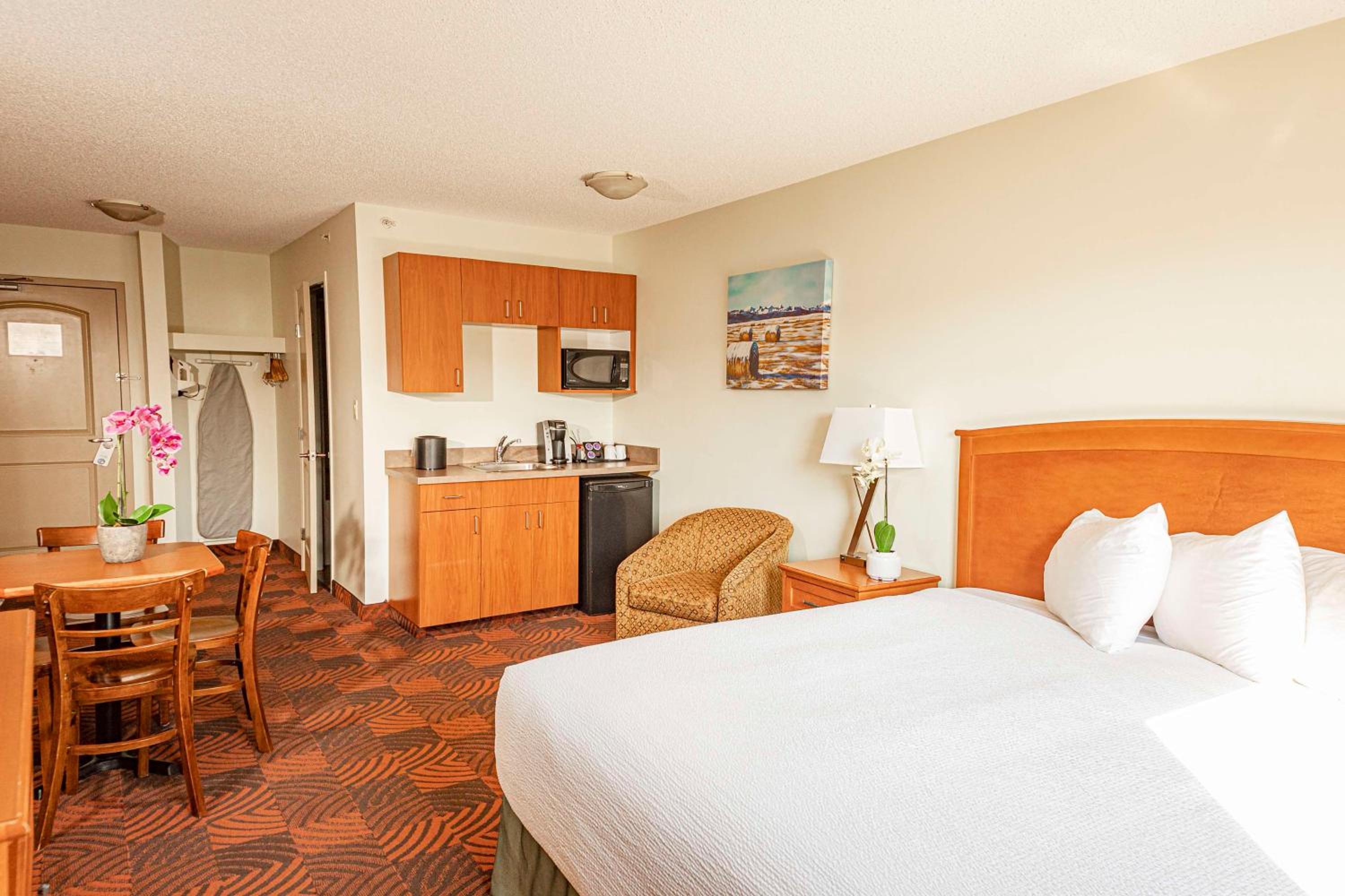Two-Room King Suite with One King Bed and Two Single Beds - Non-Smoking - Photo 3