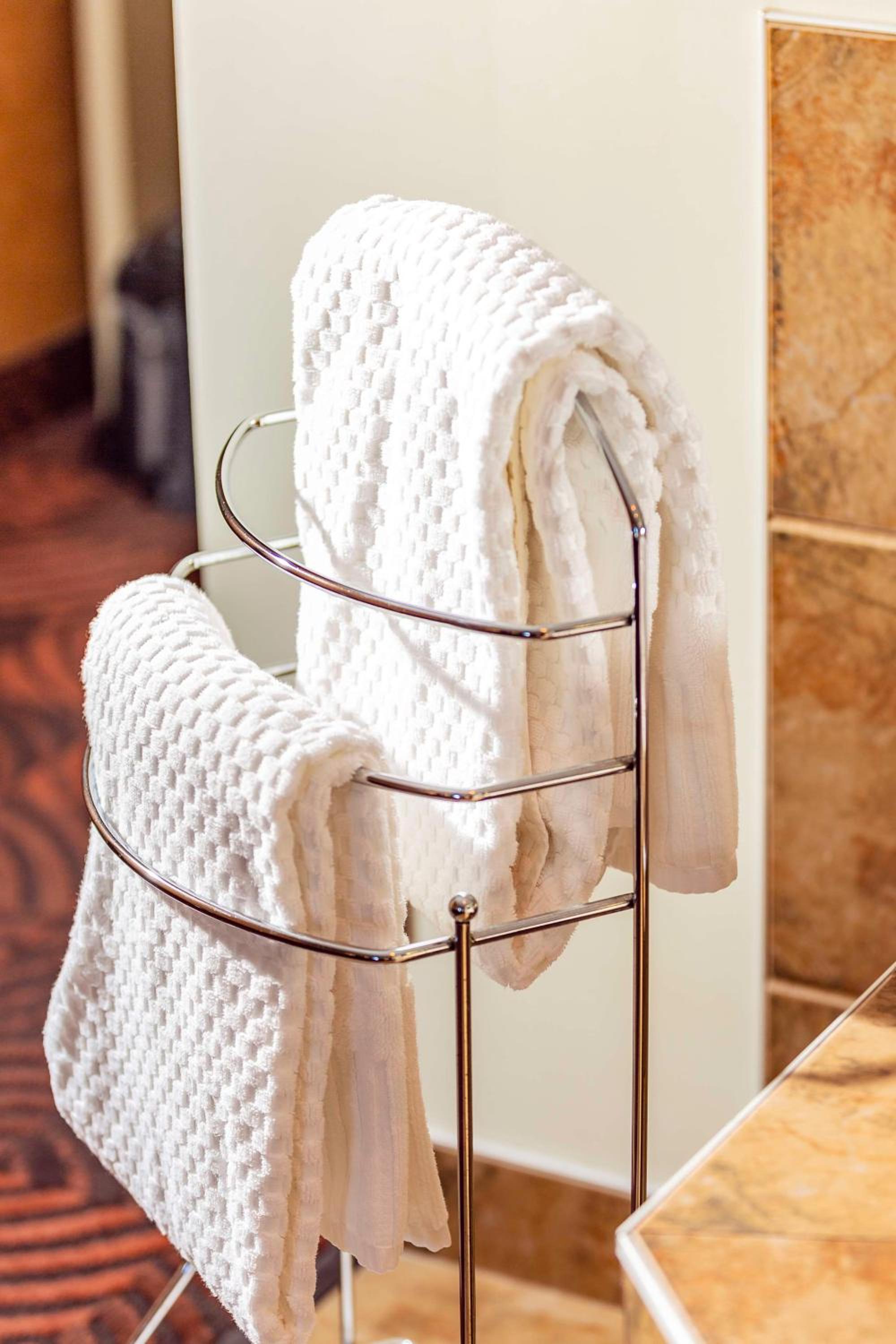 King Suite with Spa Bath - Non-Smoking - Photo 5