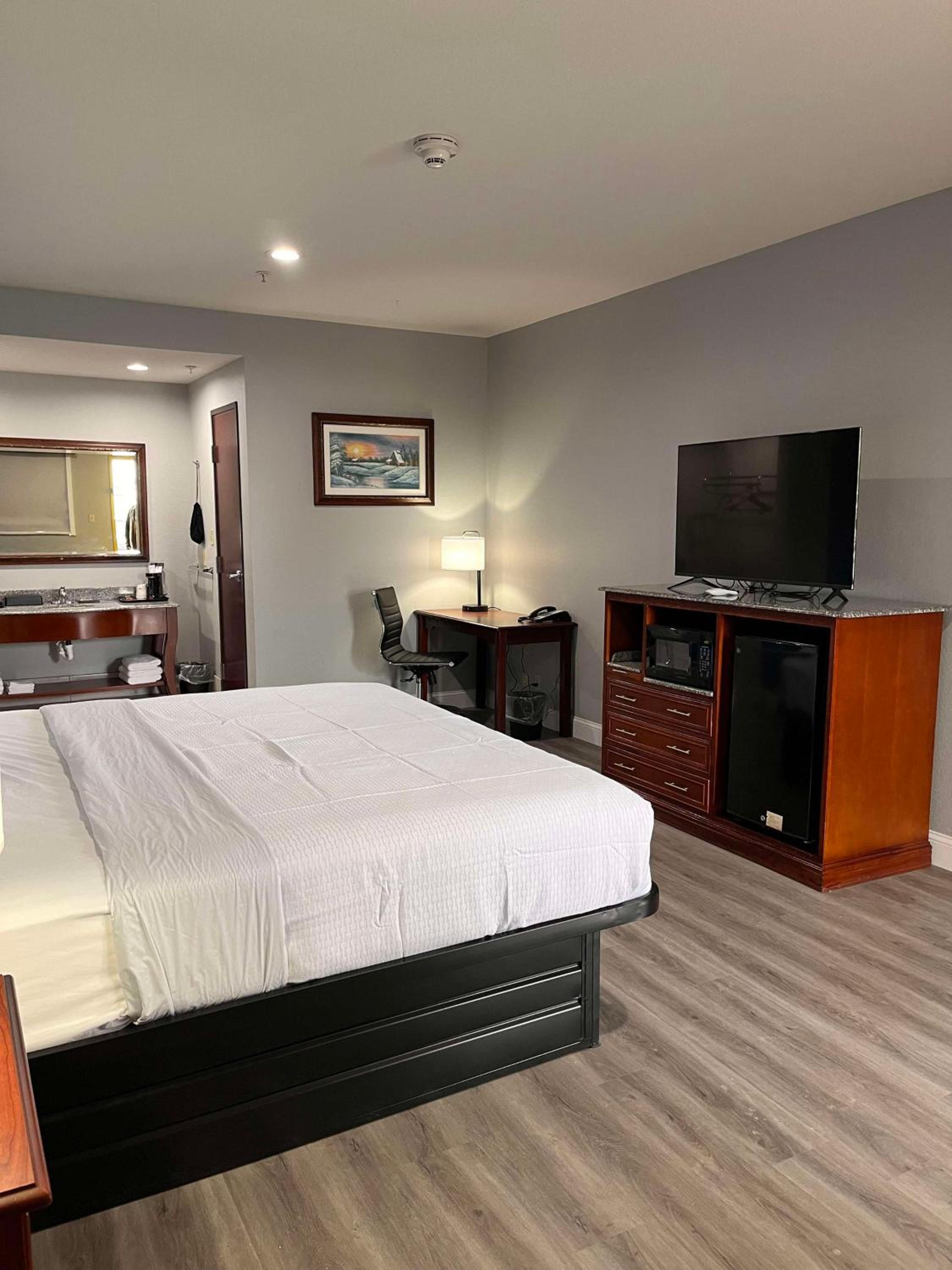 King Room - Non-Smoking - Photo 2