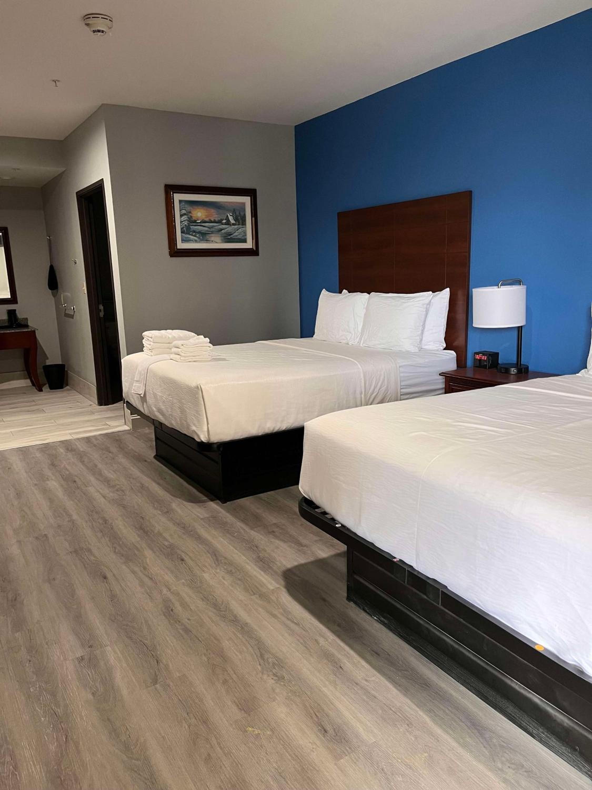 Queen Room with Two Queen Beds - Non-Smoking - Photo 1
