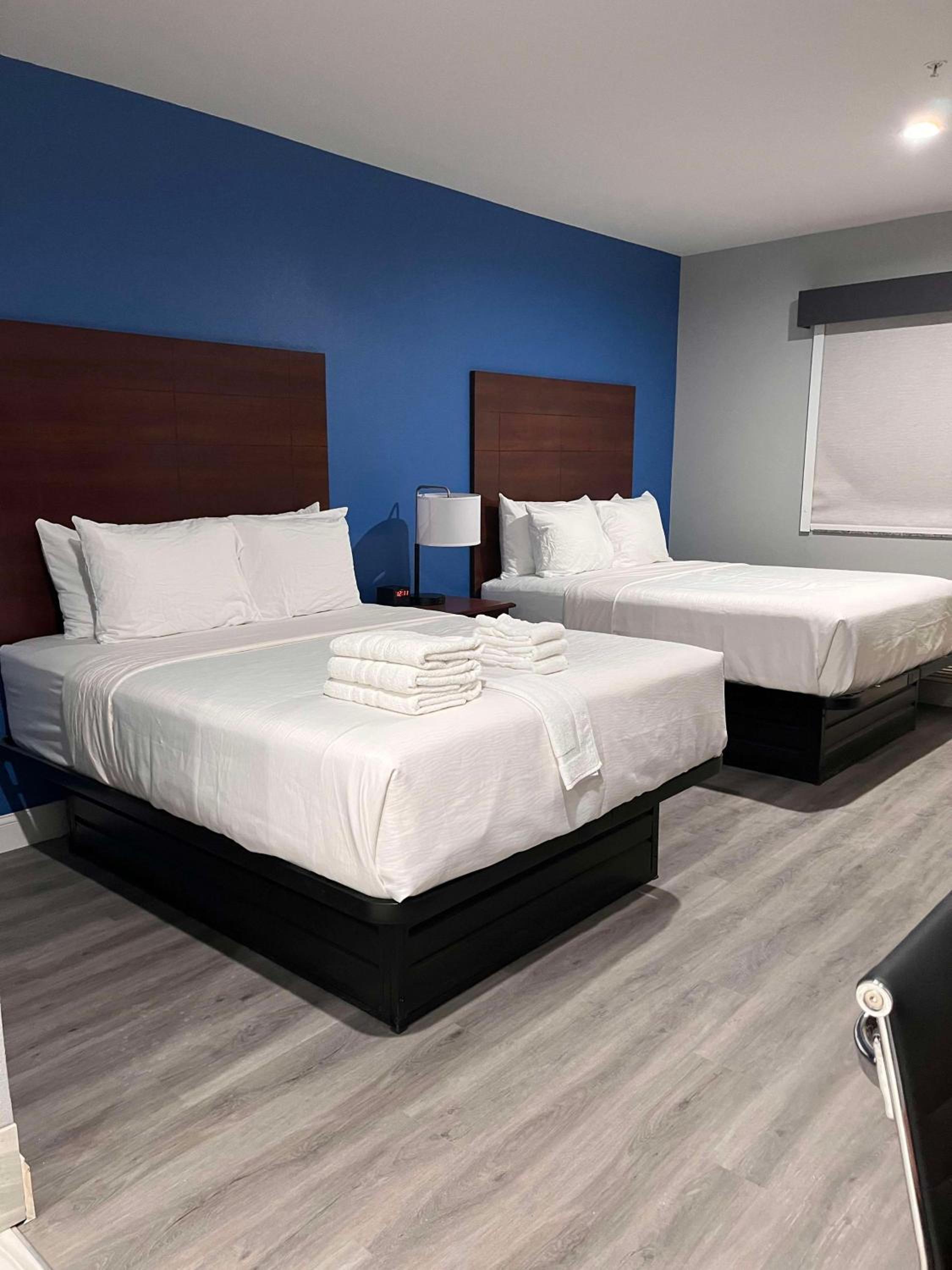 Queen Room with Two Queen Beds - Non-Smoking - Photo 2