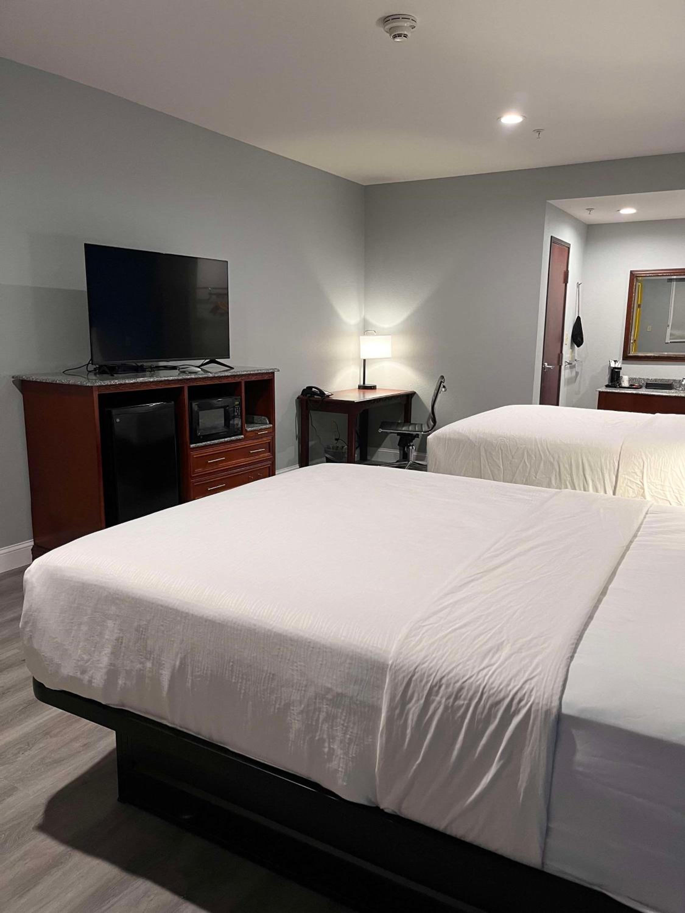 Queen Room with Two Queen Beds - Non-Smoking - Photo 4