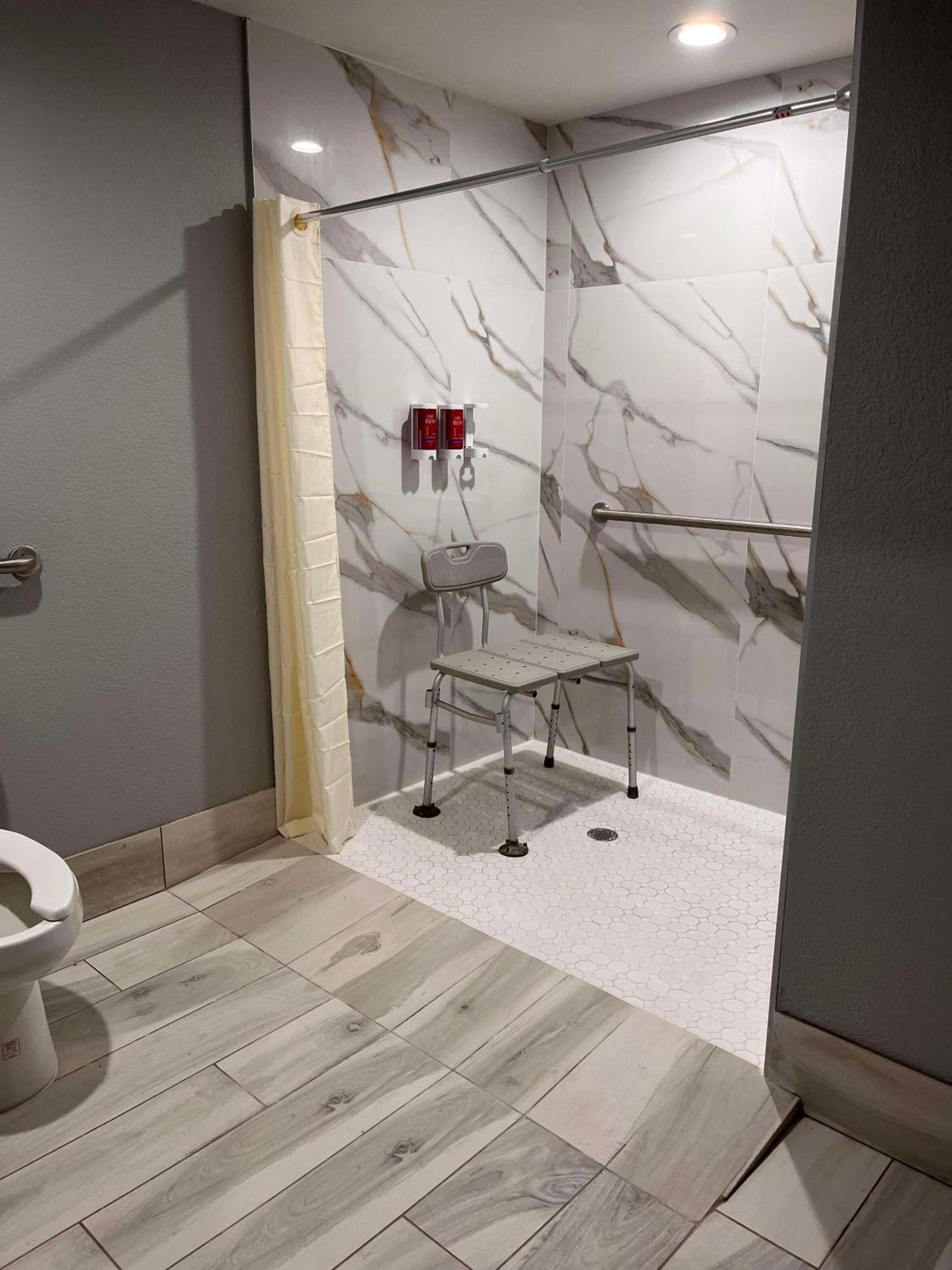 Queen Room with Two Queen Beds and Roll-In Shower - Disability Access/Non-Smoking - Photo 3