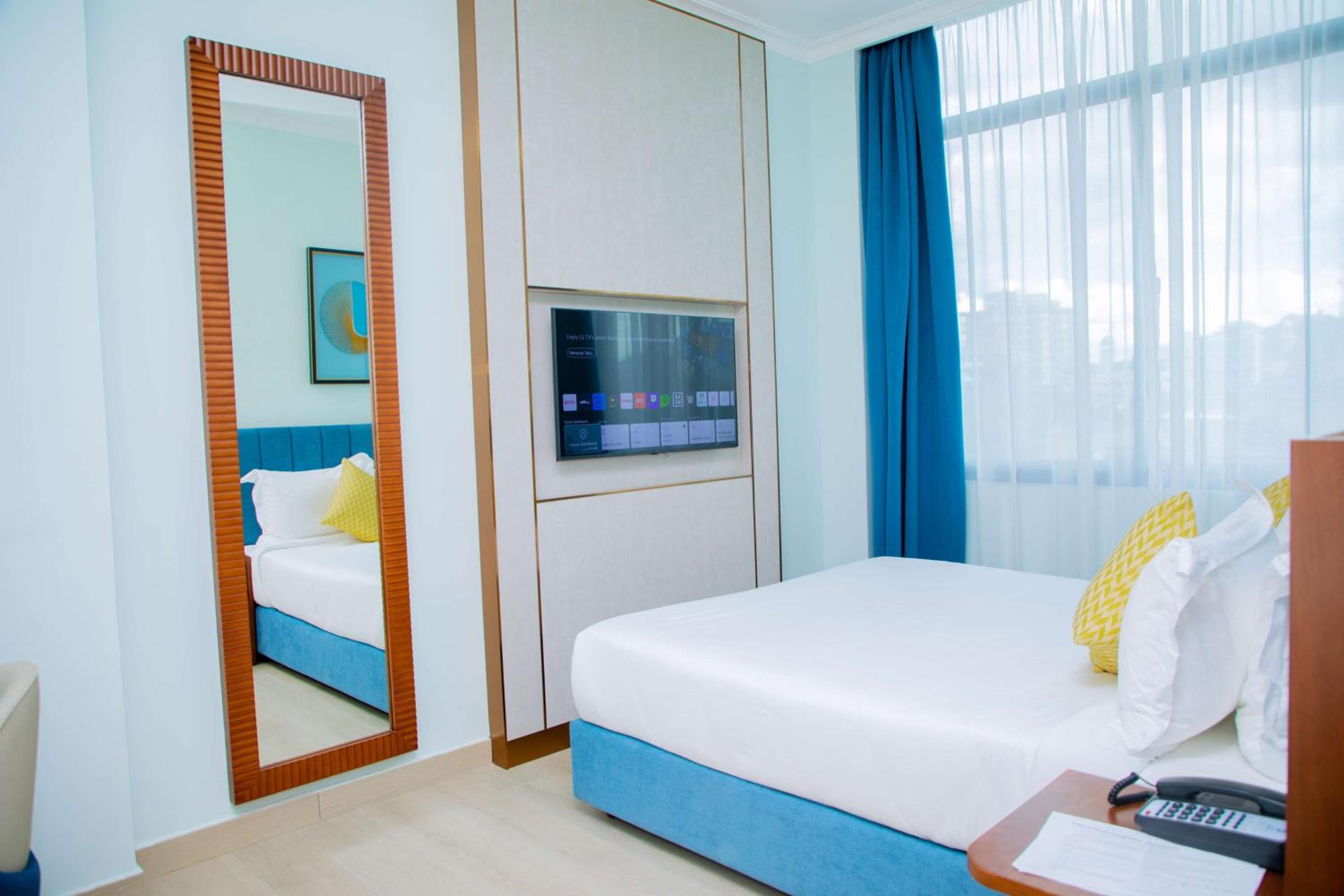 Standard King Room - Non-Smoking  - Photo 18