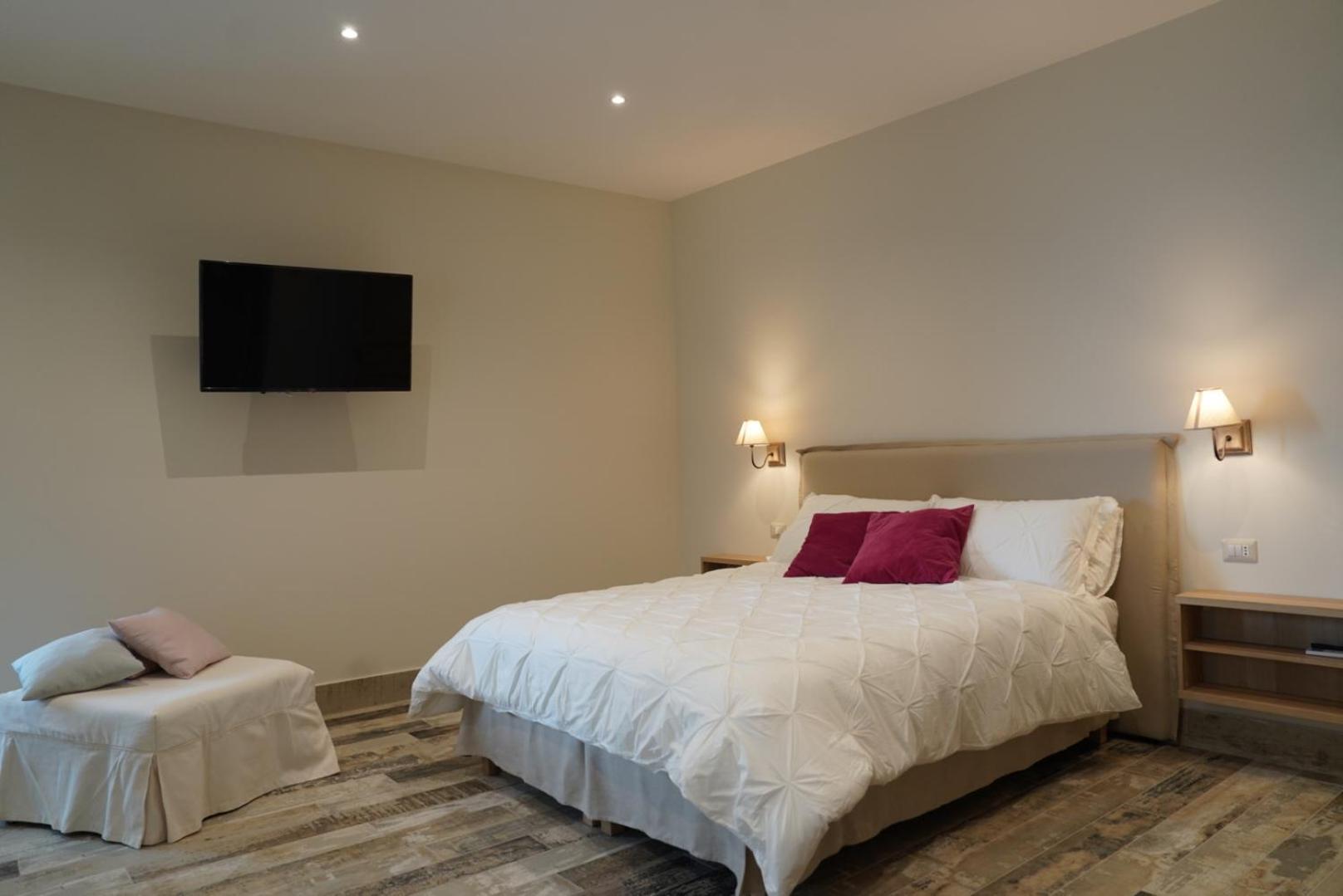 Large Double Room photo 1