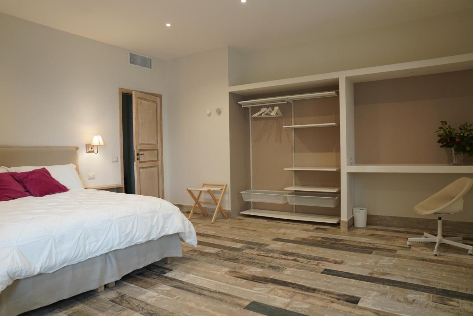Large Double Room photo 2