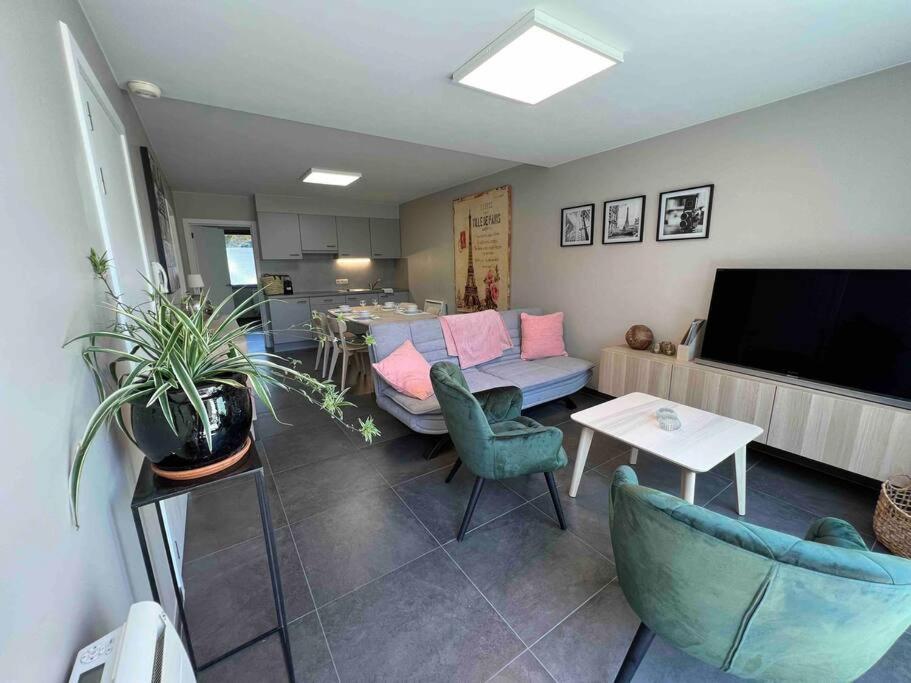 One-Bedroom Apartment photo 1
