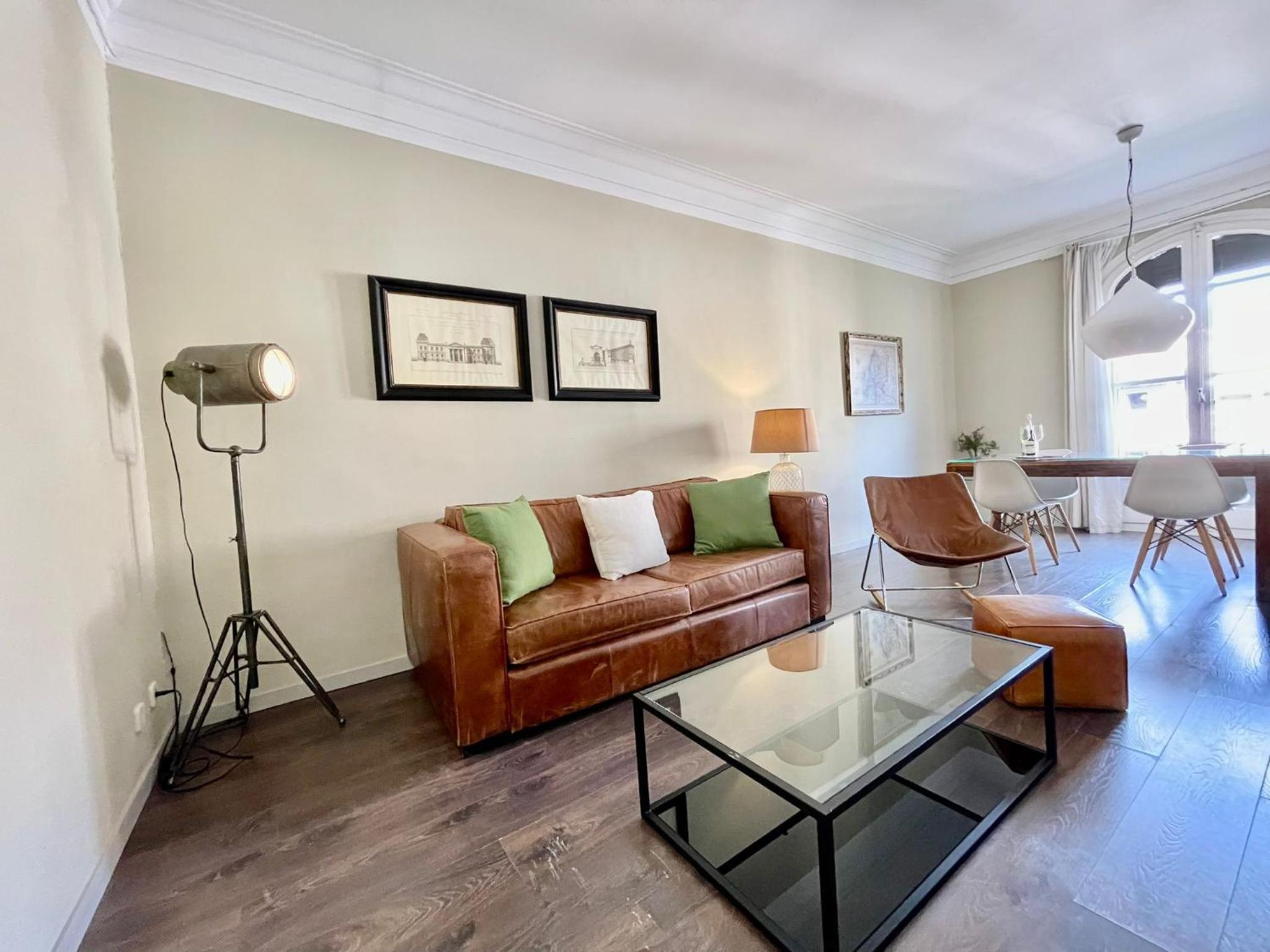 Apartamento de una habitación con balcón grande