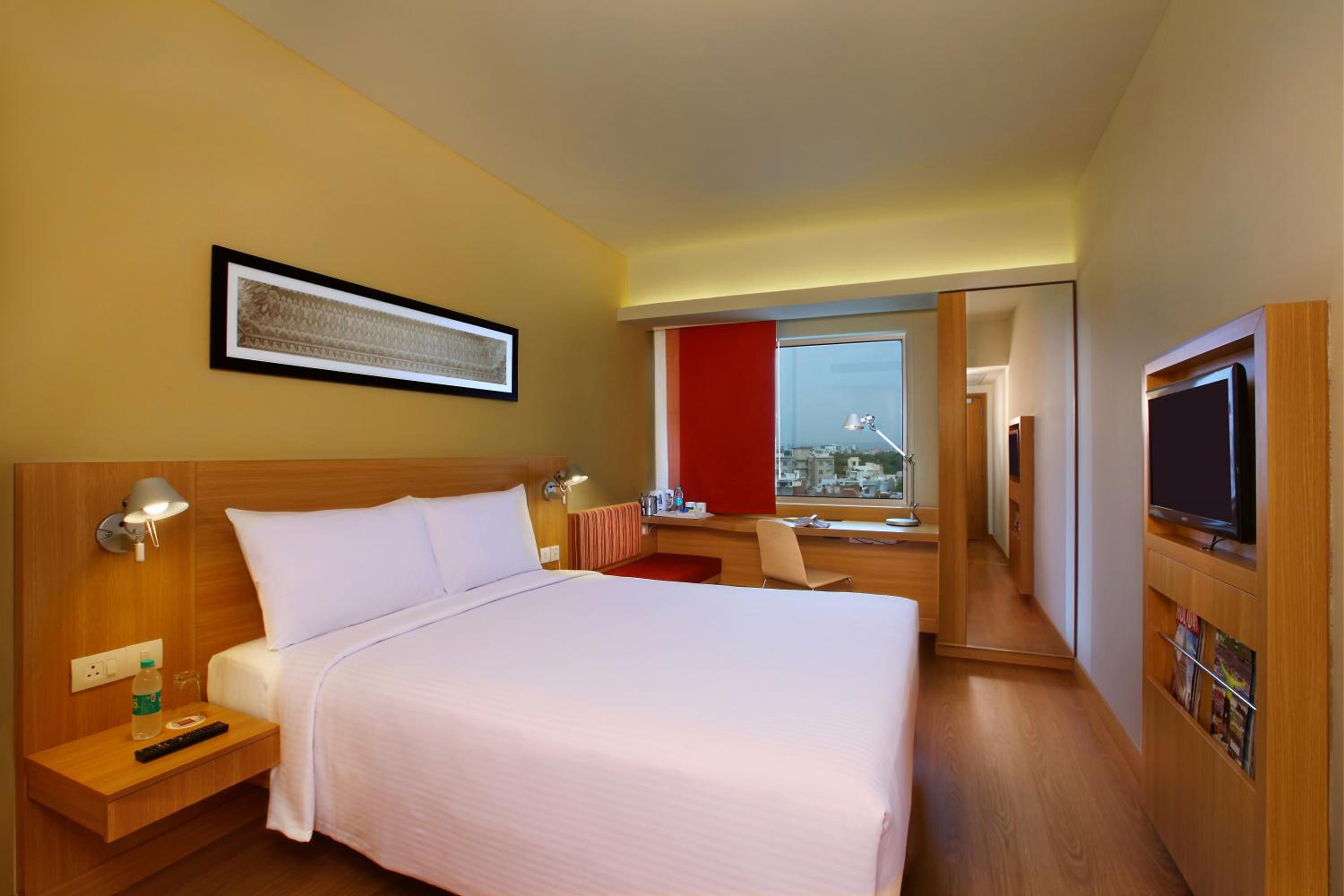Standard Room with 1 Queen Bed - Photo 4