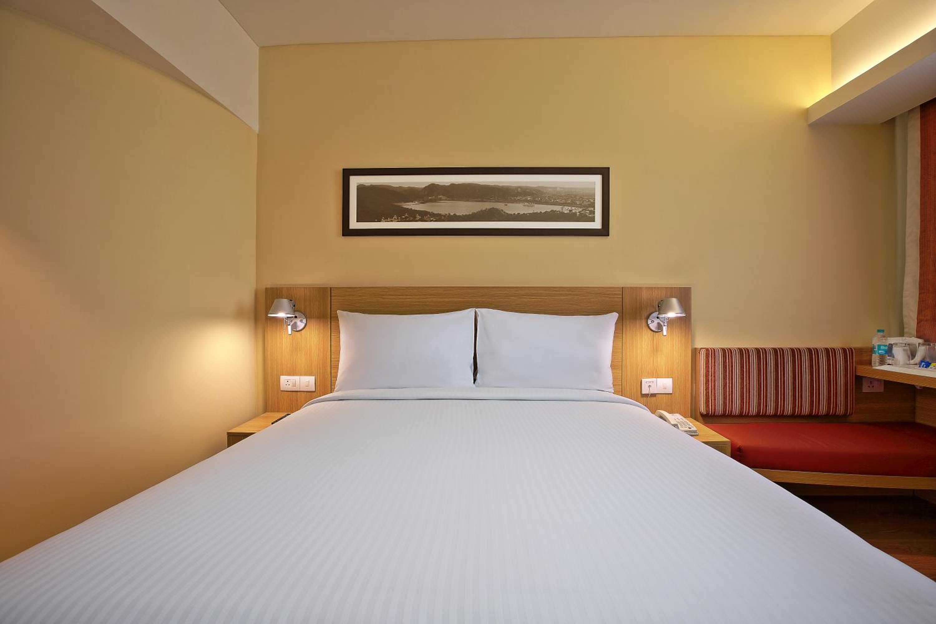 Standard Room with 1 Queen Bed - Photo 3