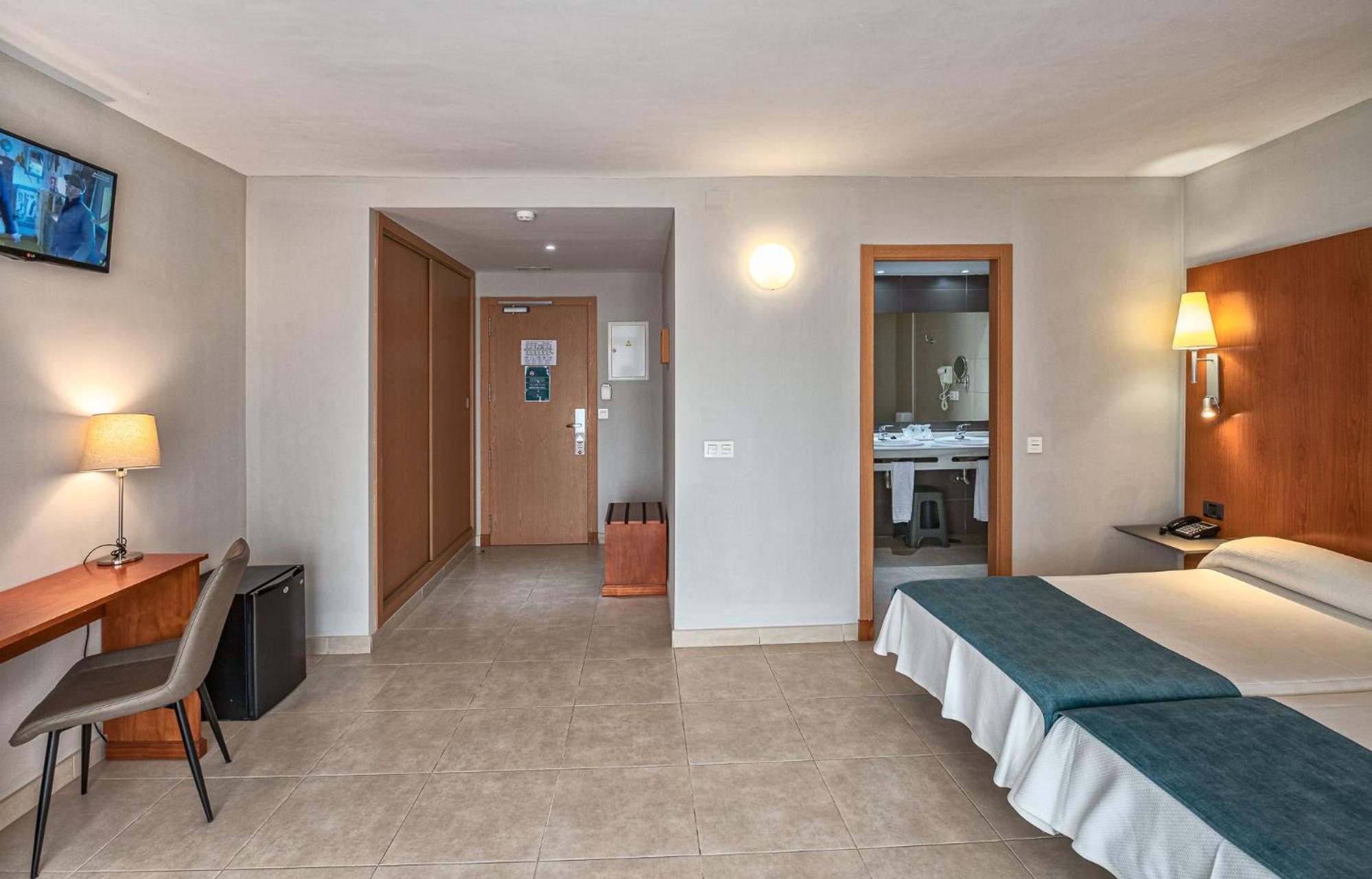 Habitación Doble o con Dos Camas con Vista Lateral al Mar.