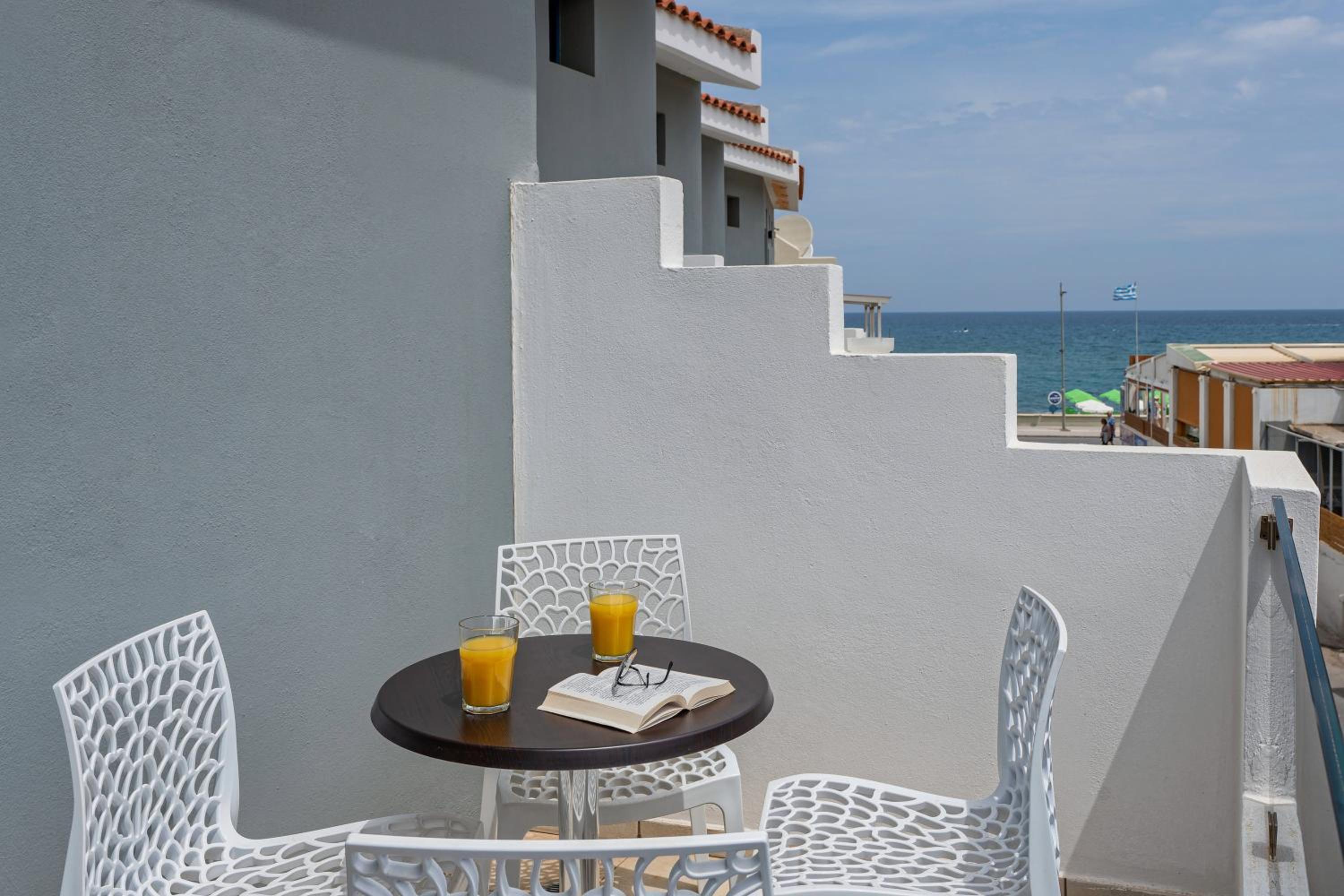 Apartment with Pool View - Split Level photo 3