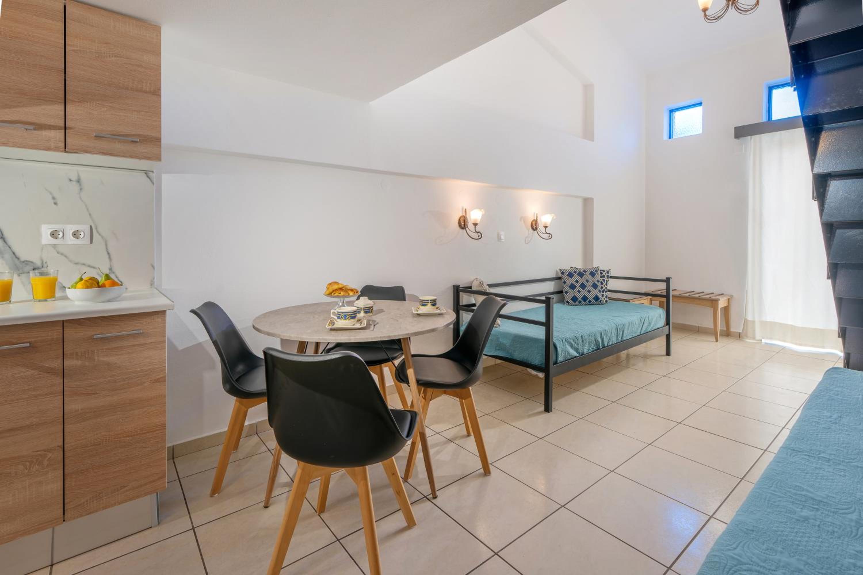 Apartment with Pool View - Split Level