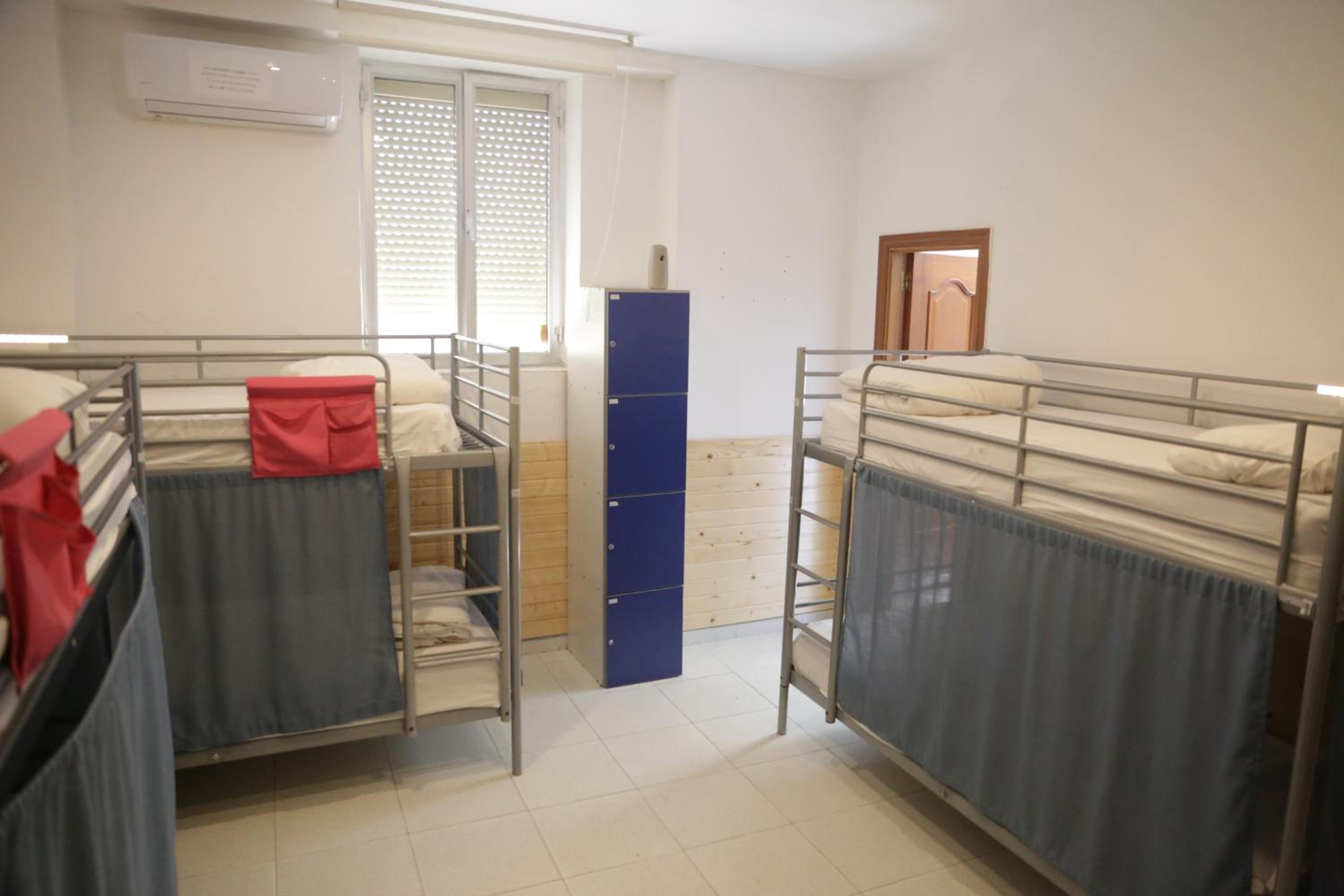 Cama individual en habitación compartida femenina