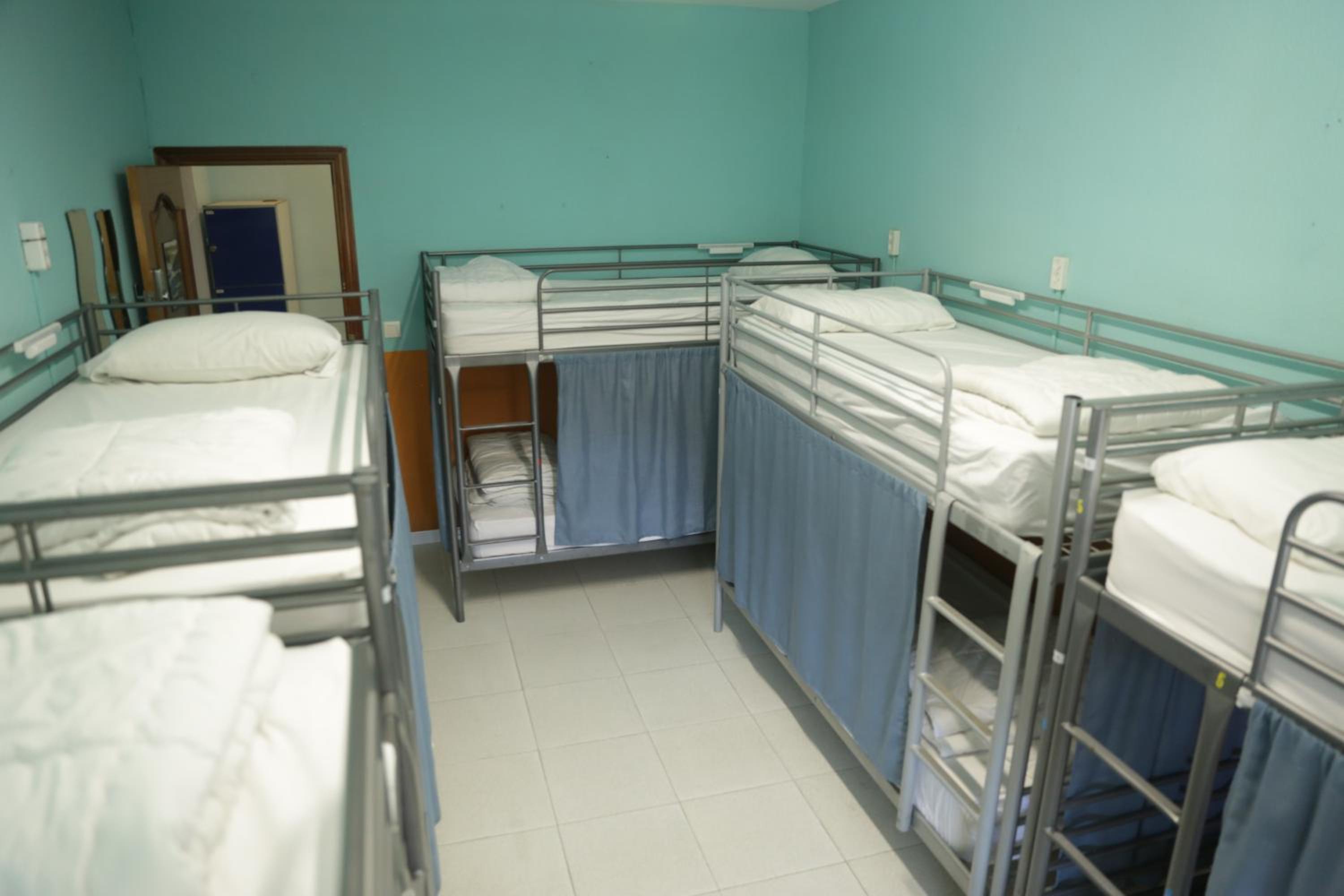 Cama individual en dormitorio compartido de 10 camas.