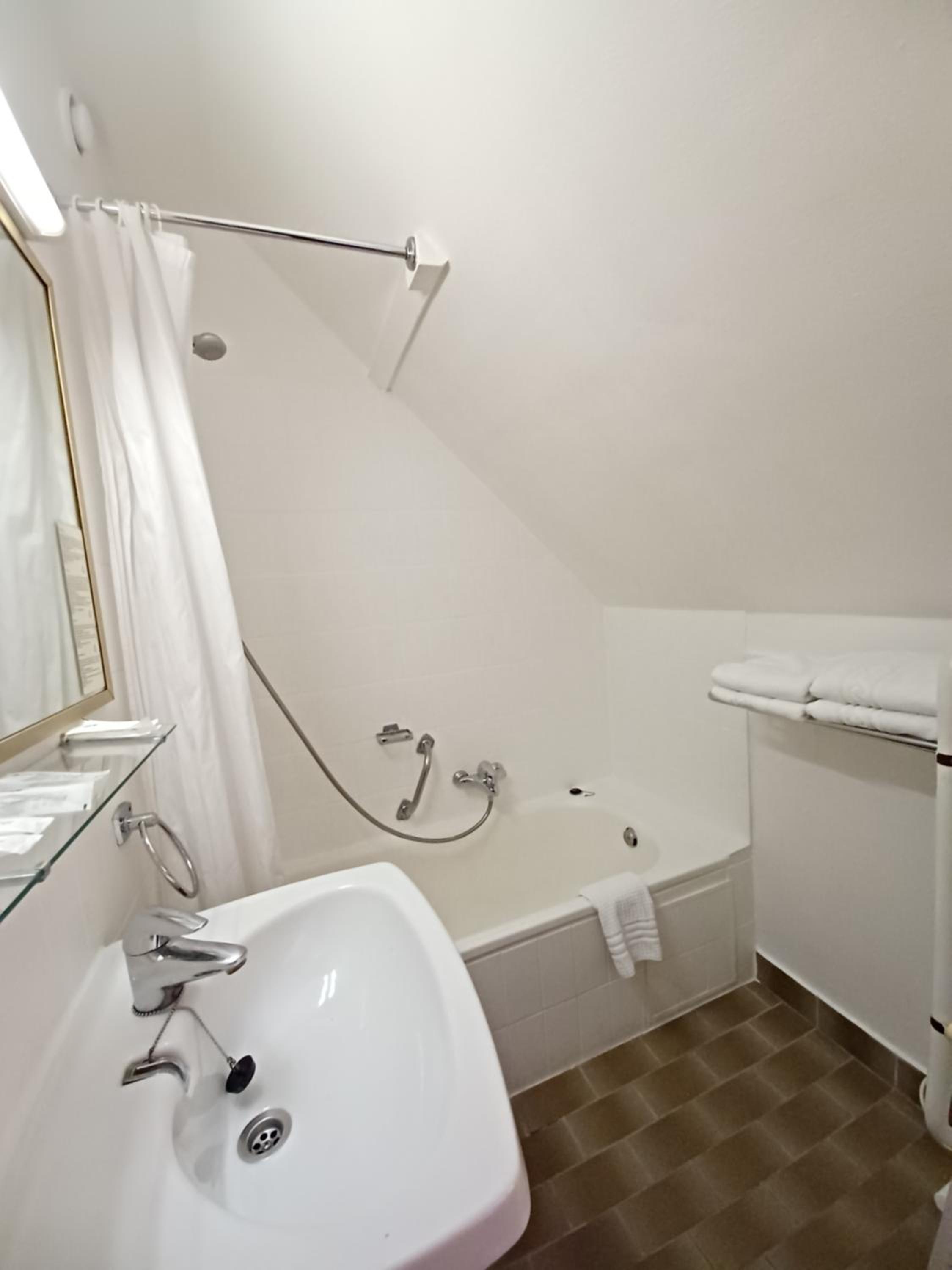 Standard Double Or Twin Room - Photo 2